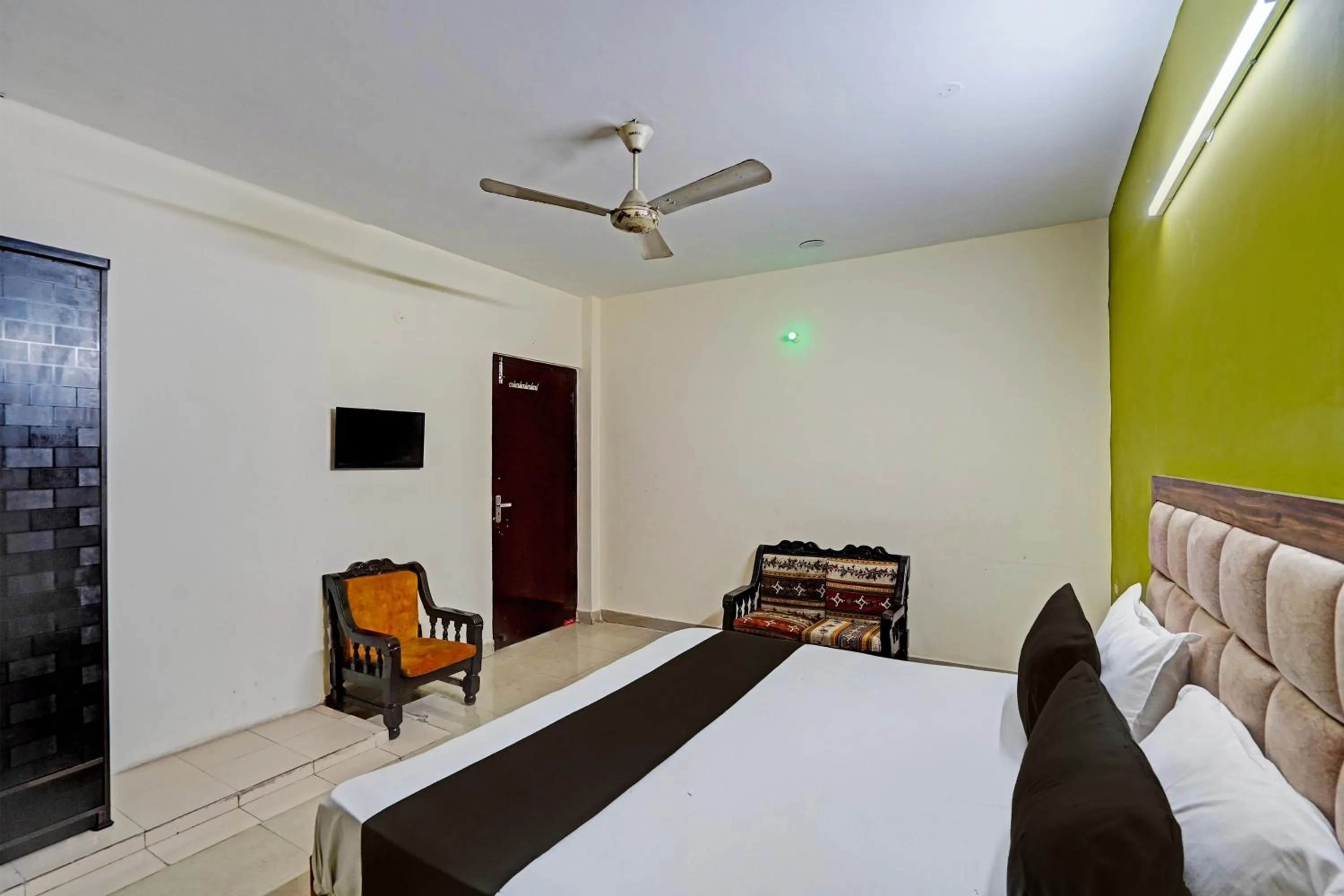 Bedroom, Bed in Hotel O HOTEL CROWN 15