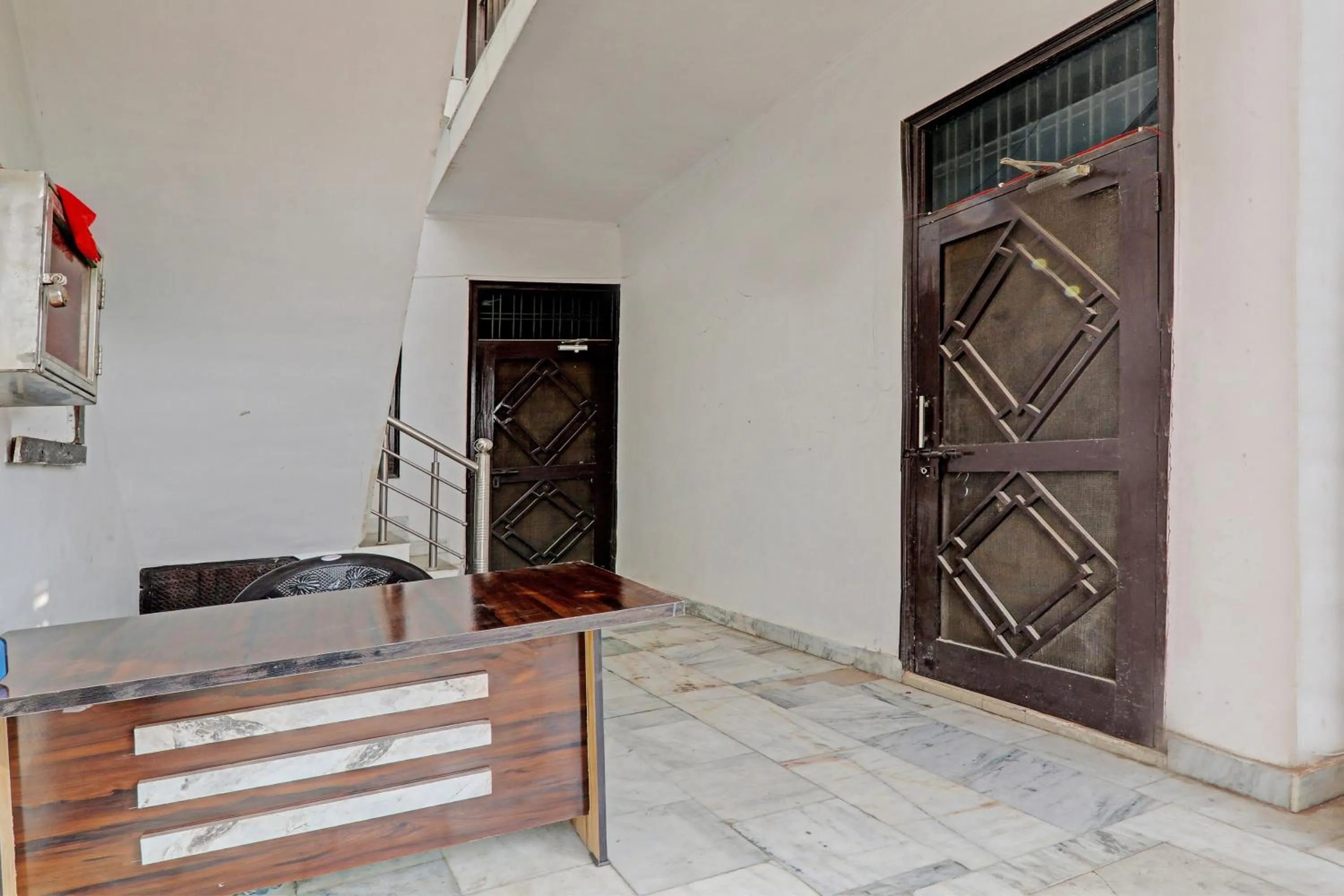 Lobby or reception in Hotel O Jankipuram Paradise Hotel