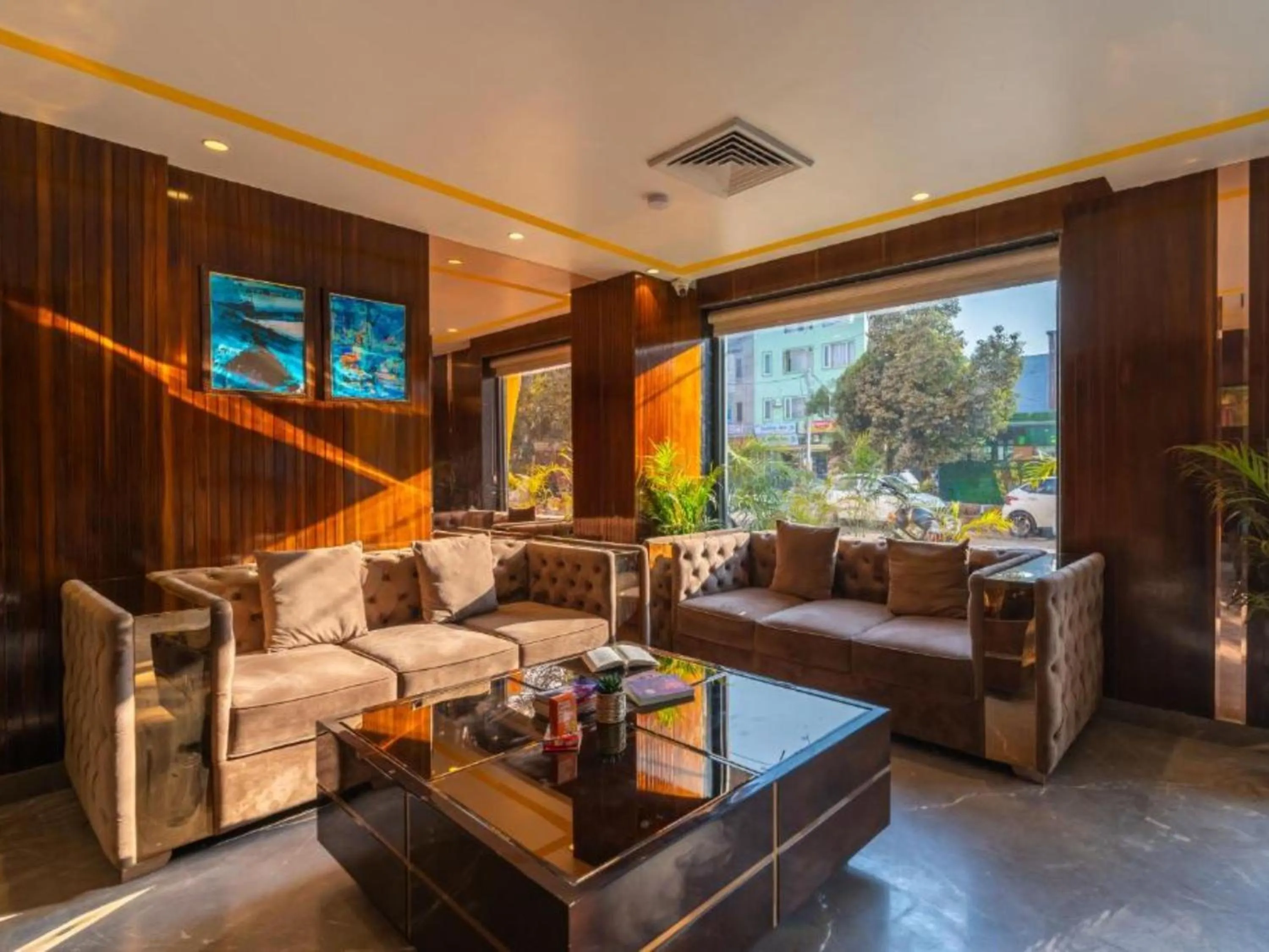 Living room in The Hosteller Amritsar, Near Golden Temple