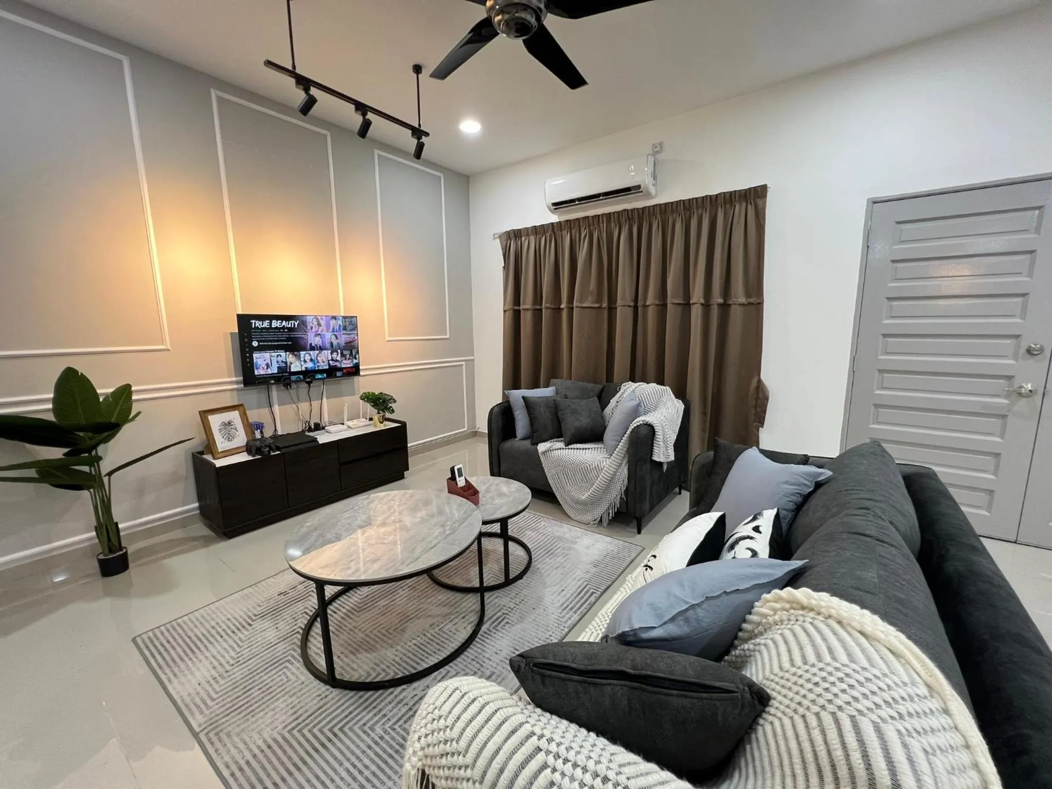 Living room in FunkyVila4 14PAX 4BR Near188Tower, ArtStreet, HTTA