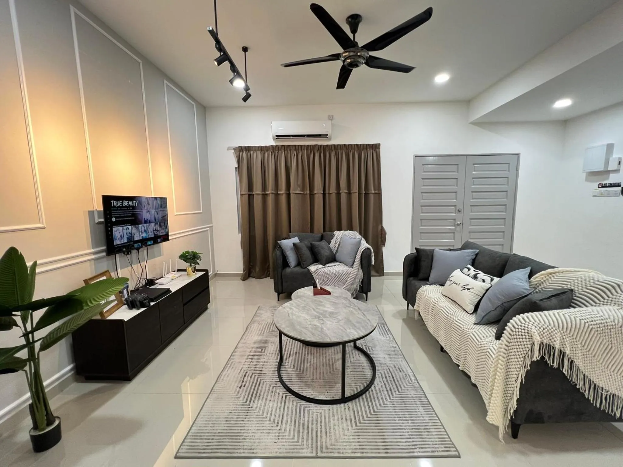 Living room in FunkyVila4 14PAX 4BR Near188Tower, ArtStreet, HTTA