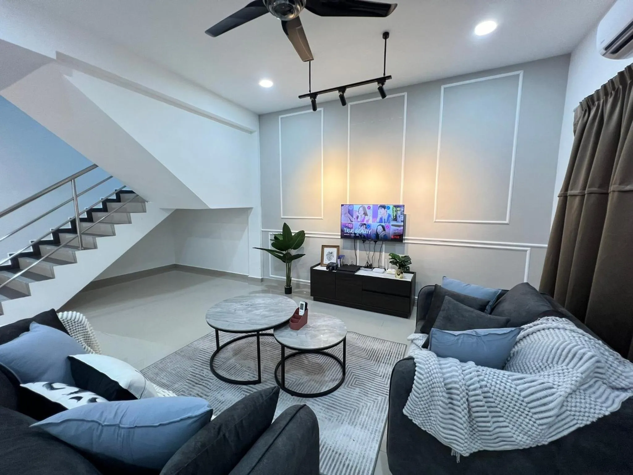 Living room in FunkyVila4 14PAX 4BR Near188Tower, ArtStreet, HTTA