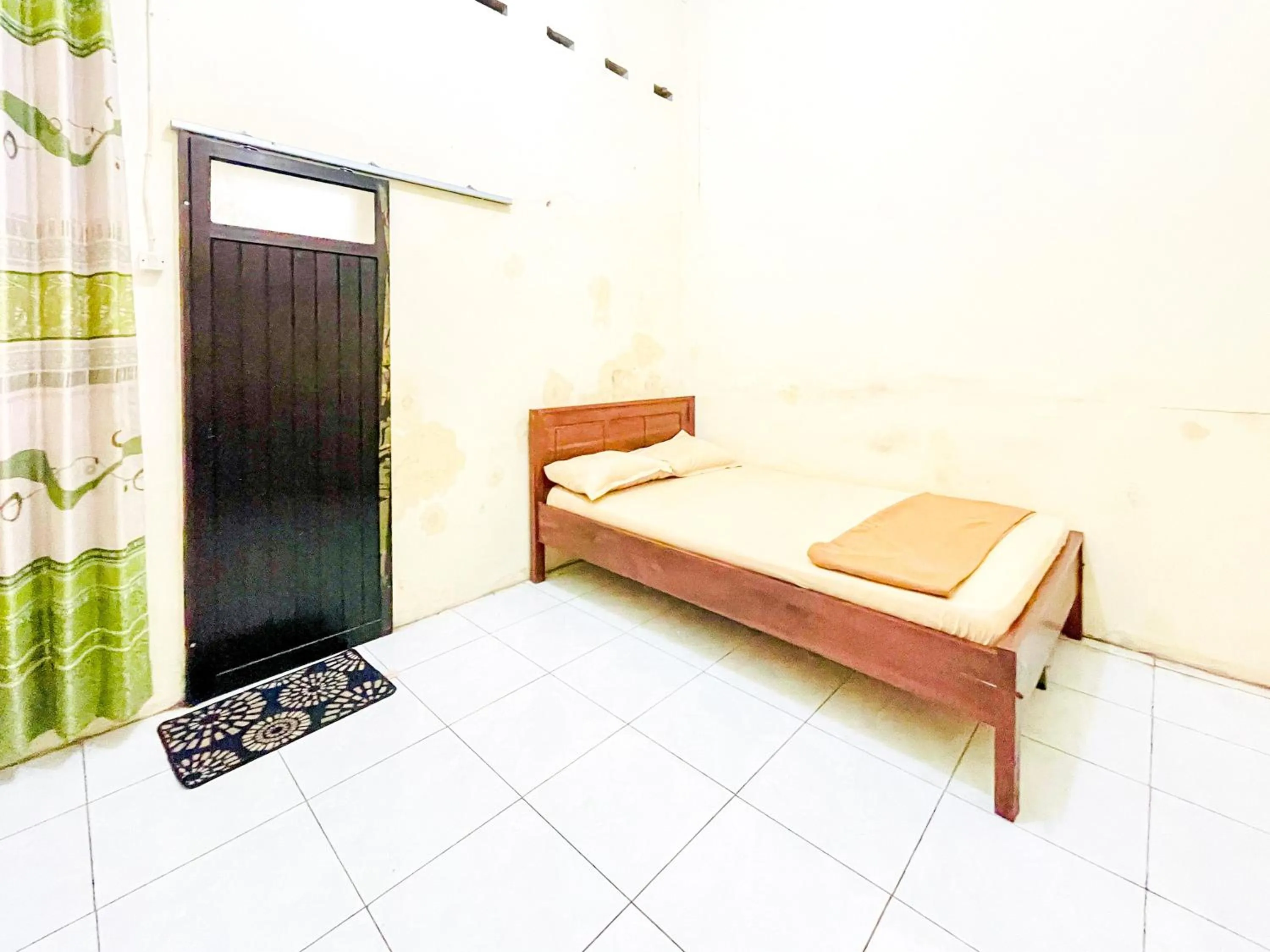Bedroom, Bed in Wisma Air Mancur Malang Mitra RedDoorz