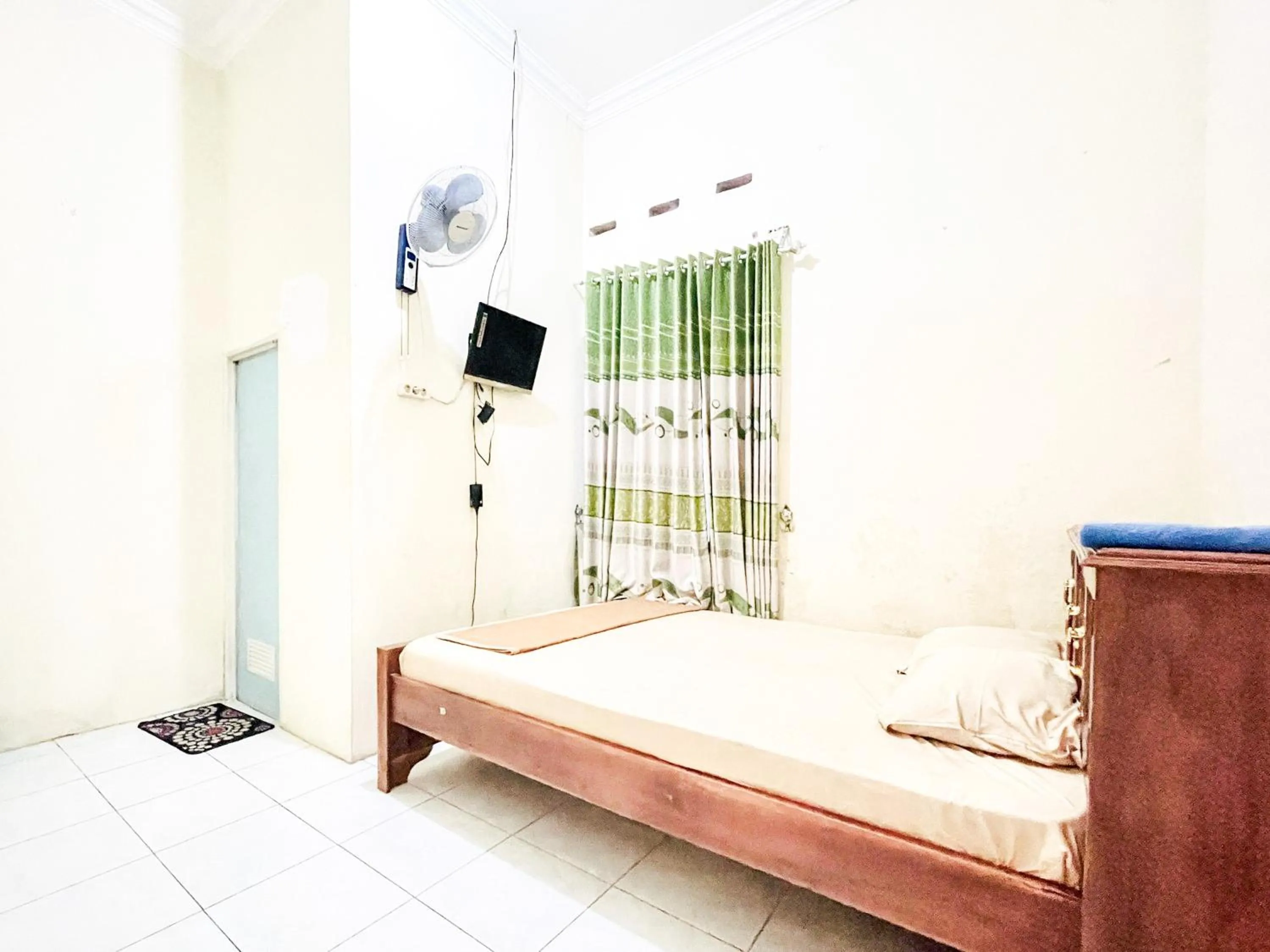 Bedroom, Bed in Wisma Air Mancur Malang Mitra RedDoorz