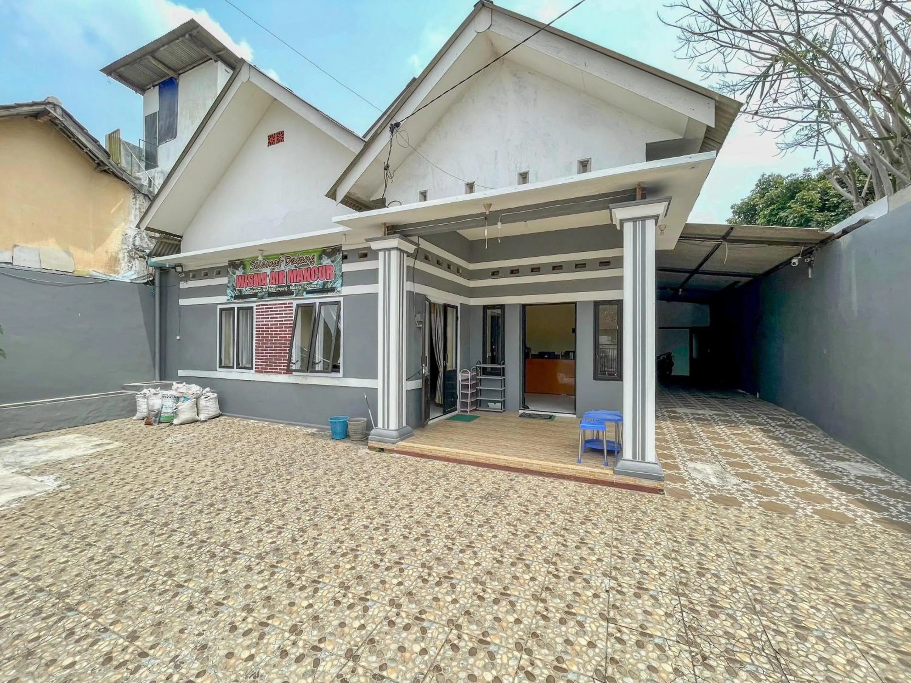 Facade/entrance in Wisma Air Mancur Malang Mitra RedDoorz