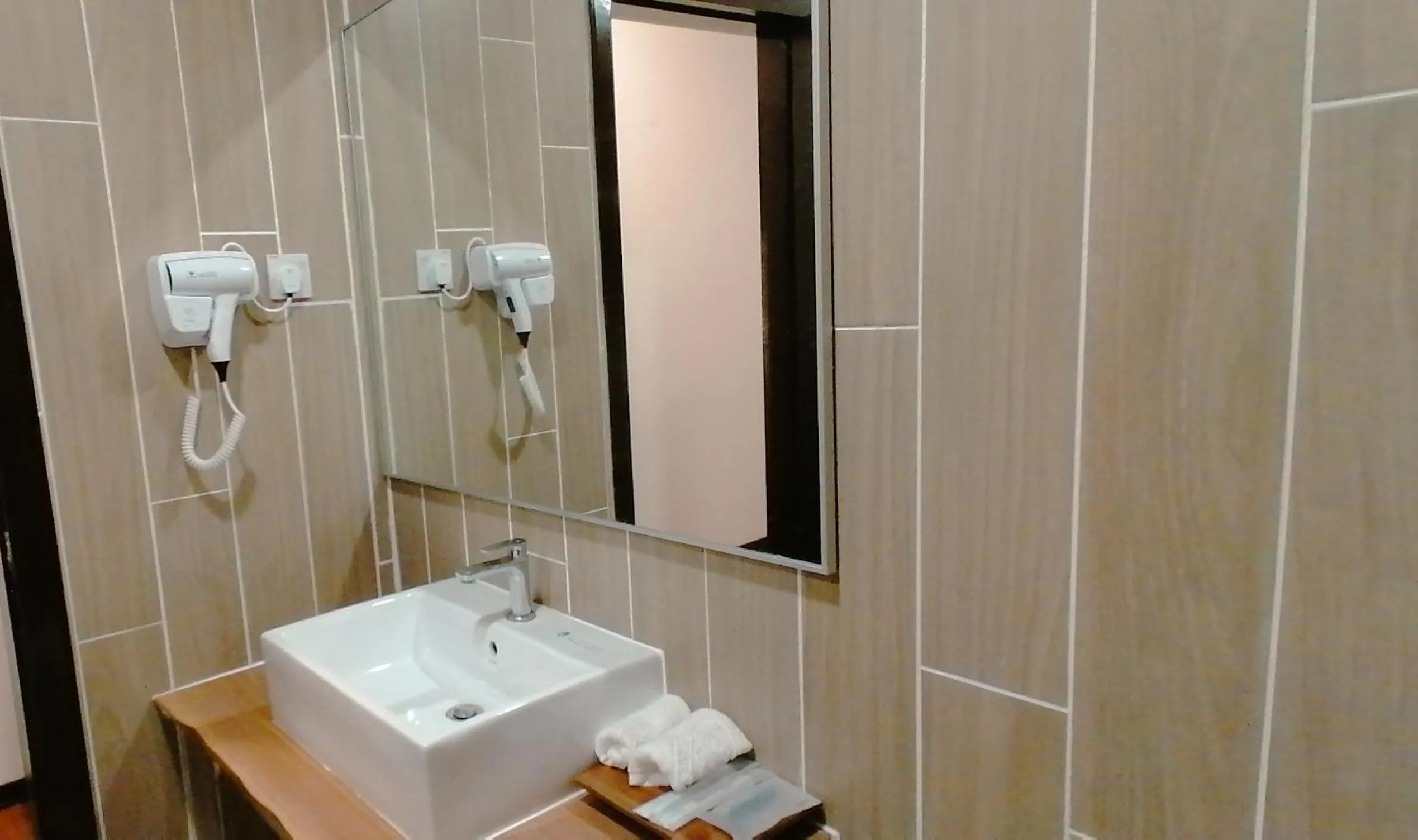 Bathroom in Mamutik Island Lodge