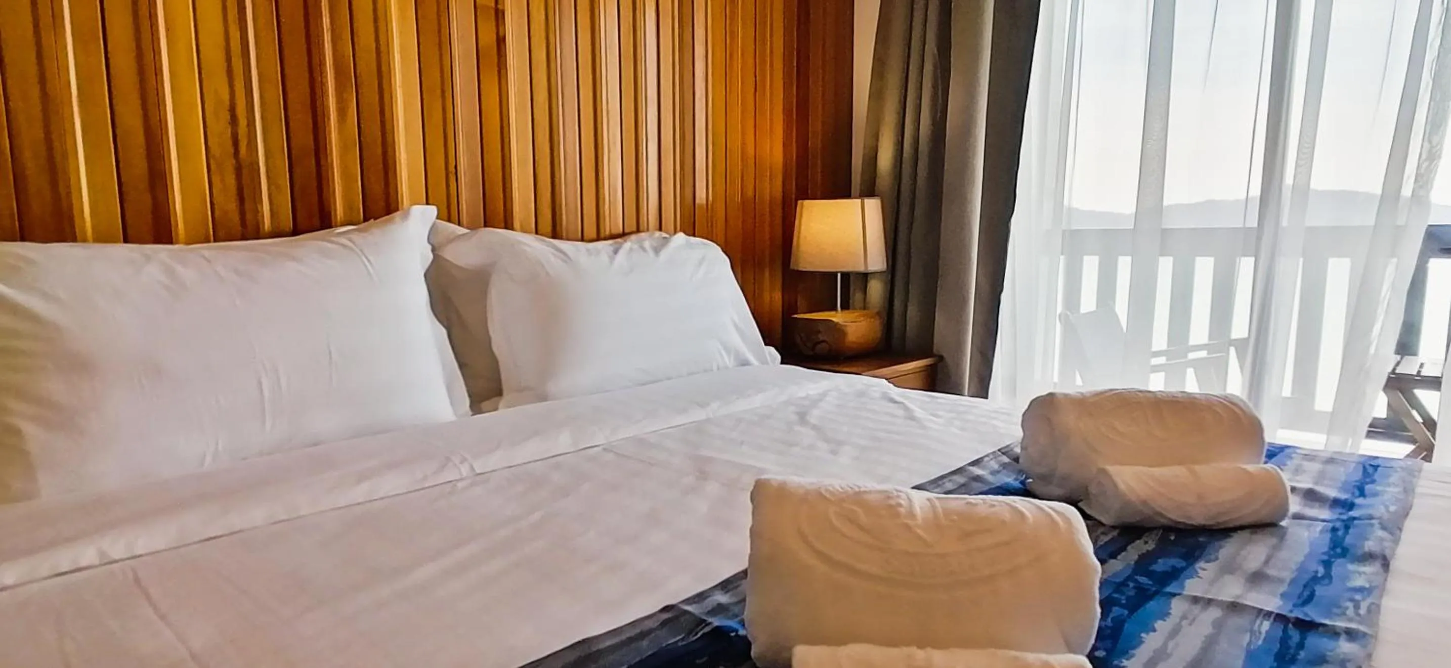 Bed in Mamutik Island Lodge