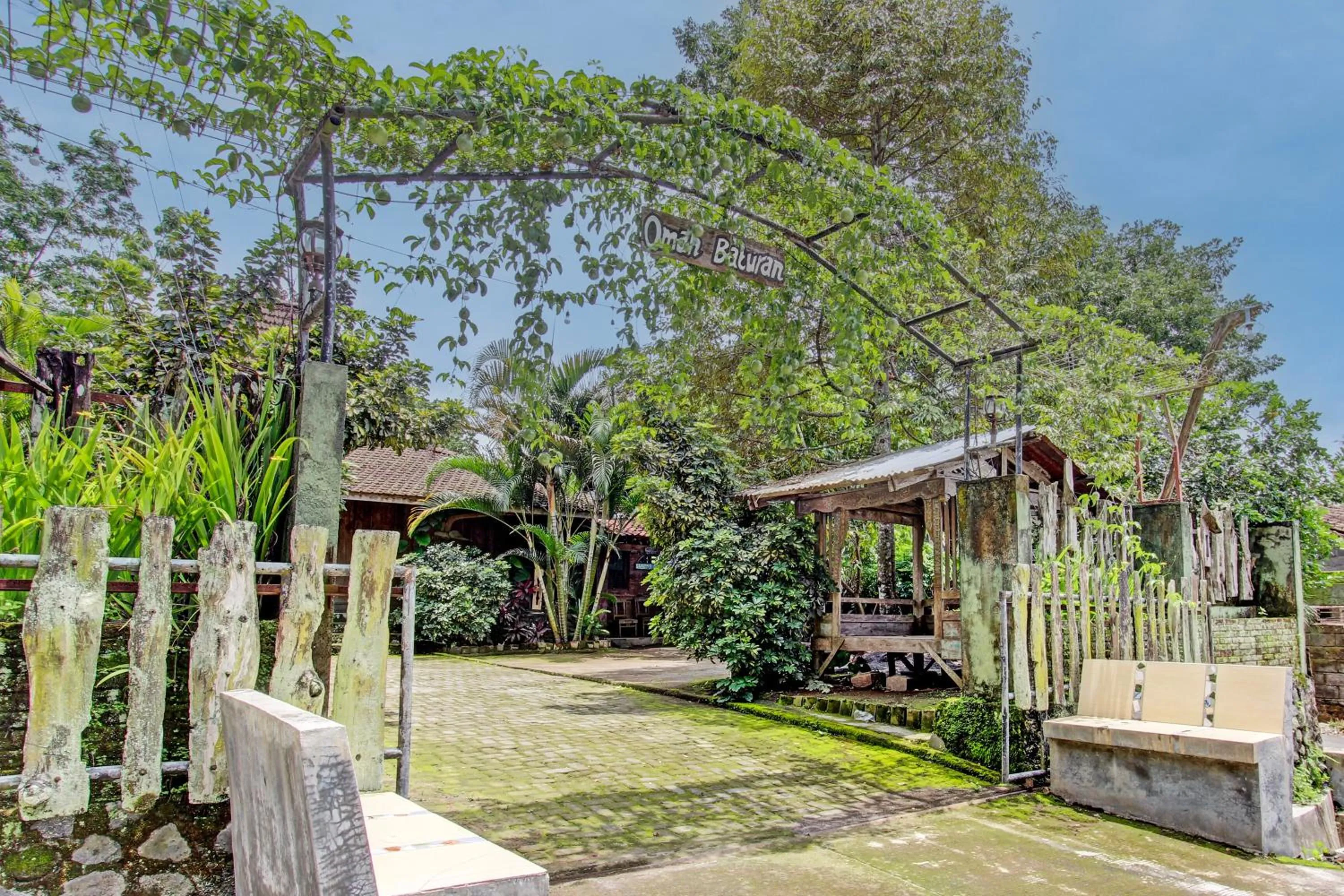 Facade/entrance in Hotel O Omah Baturan Syariah