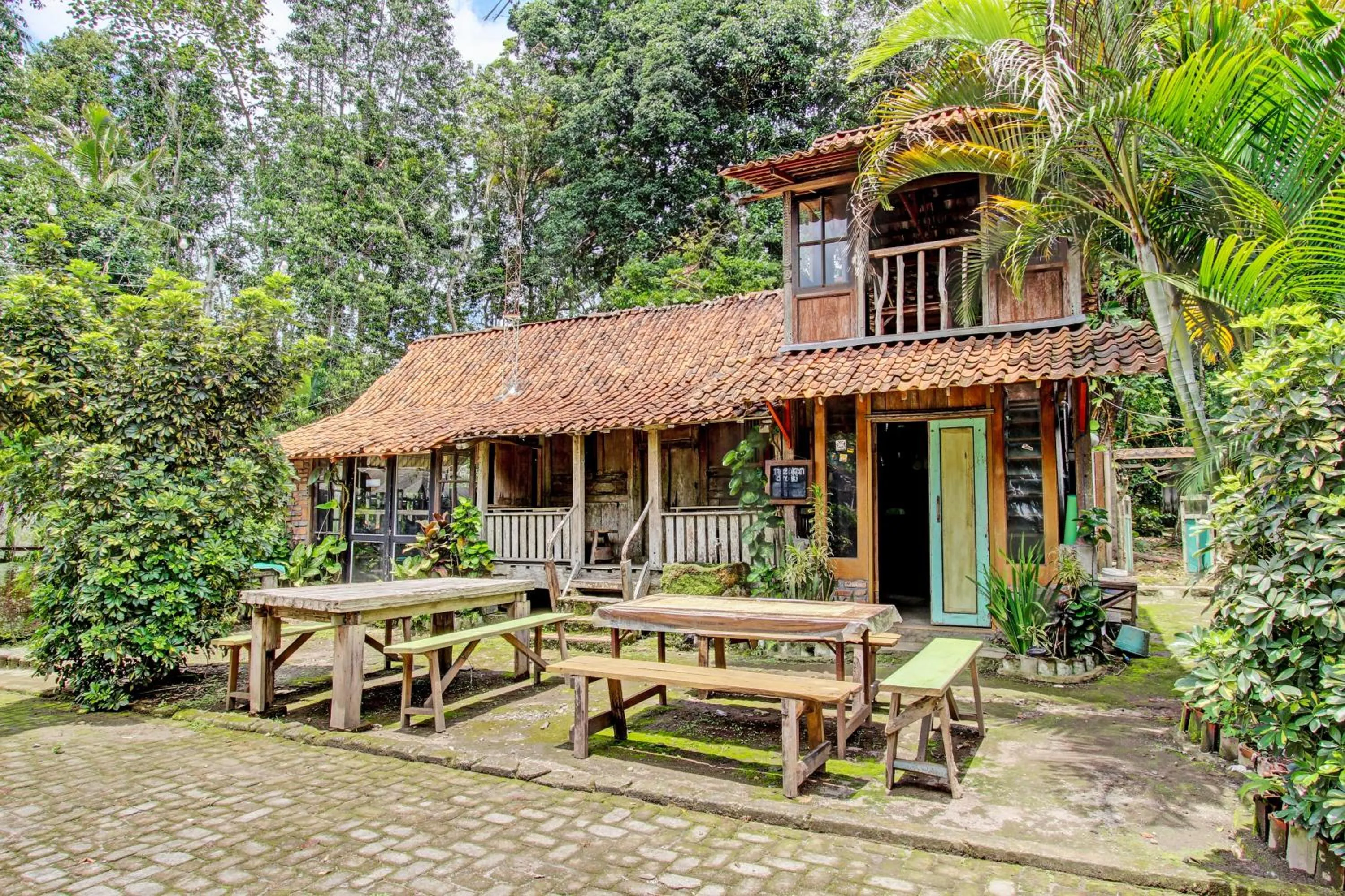 Lobby or reception in Hotel O Omah Baturan Syariah