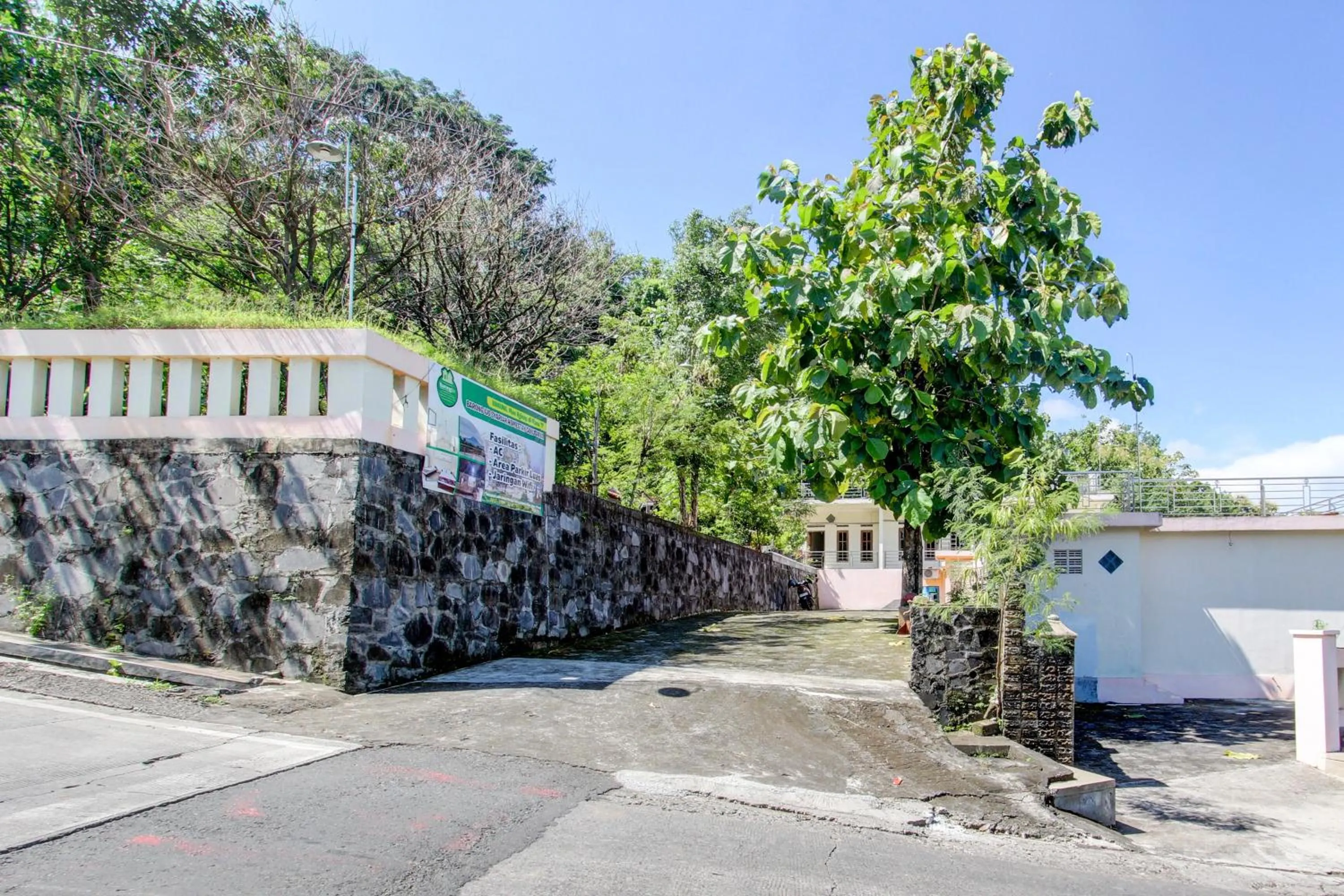 Facade/entrance in OYO 93600 Barong Ijo Homestay Syariah