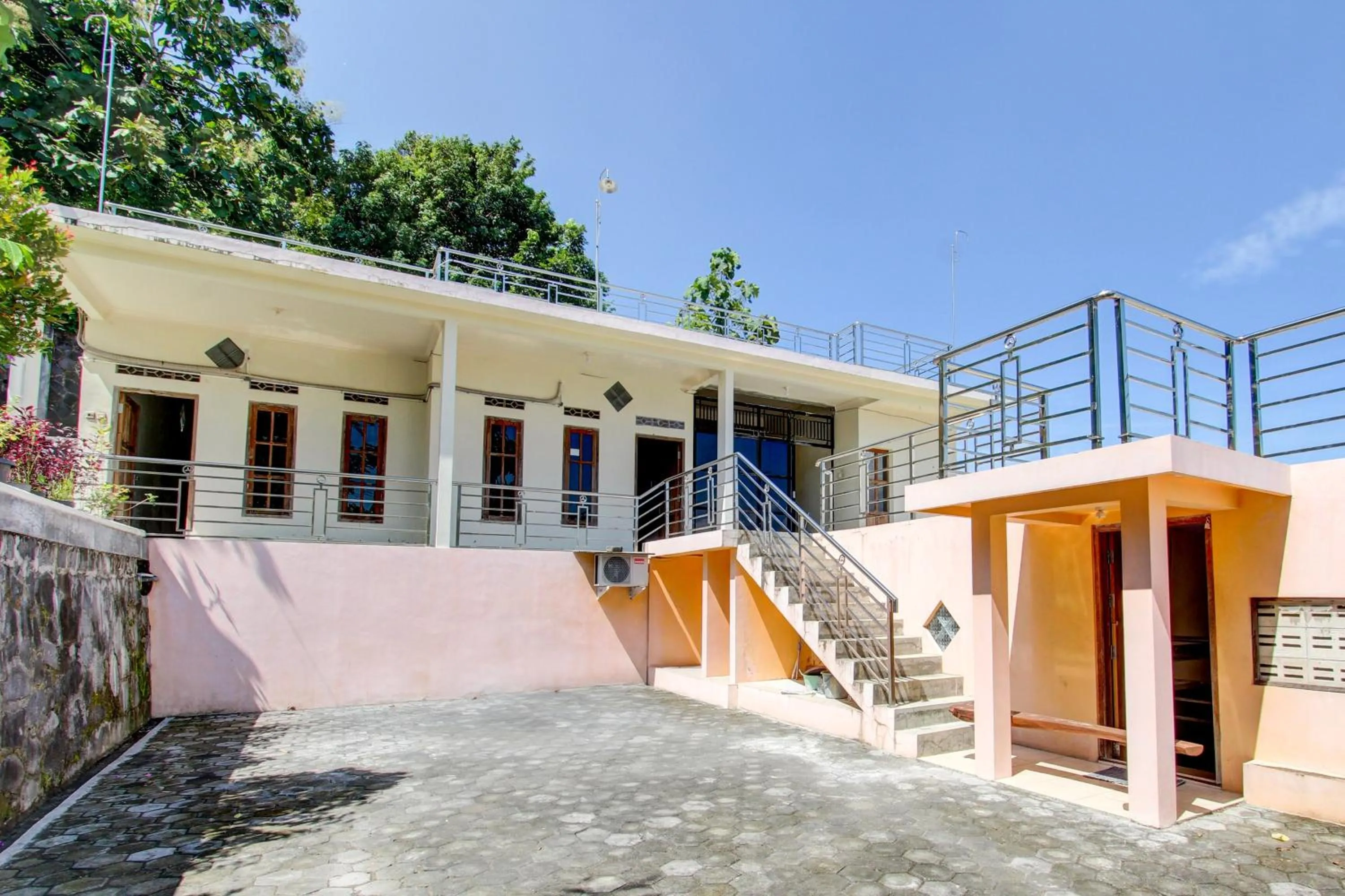 Facade/entrance in OYO 93600 Barong Ijo Homestay Syariah