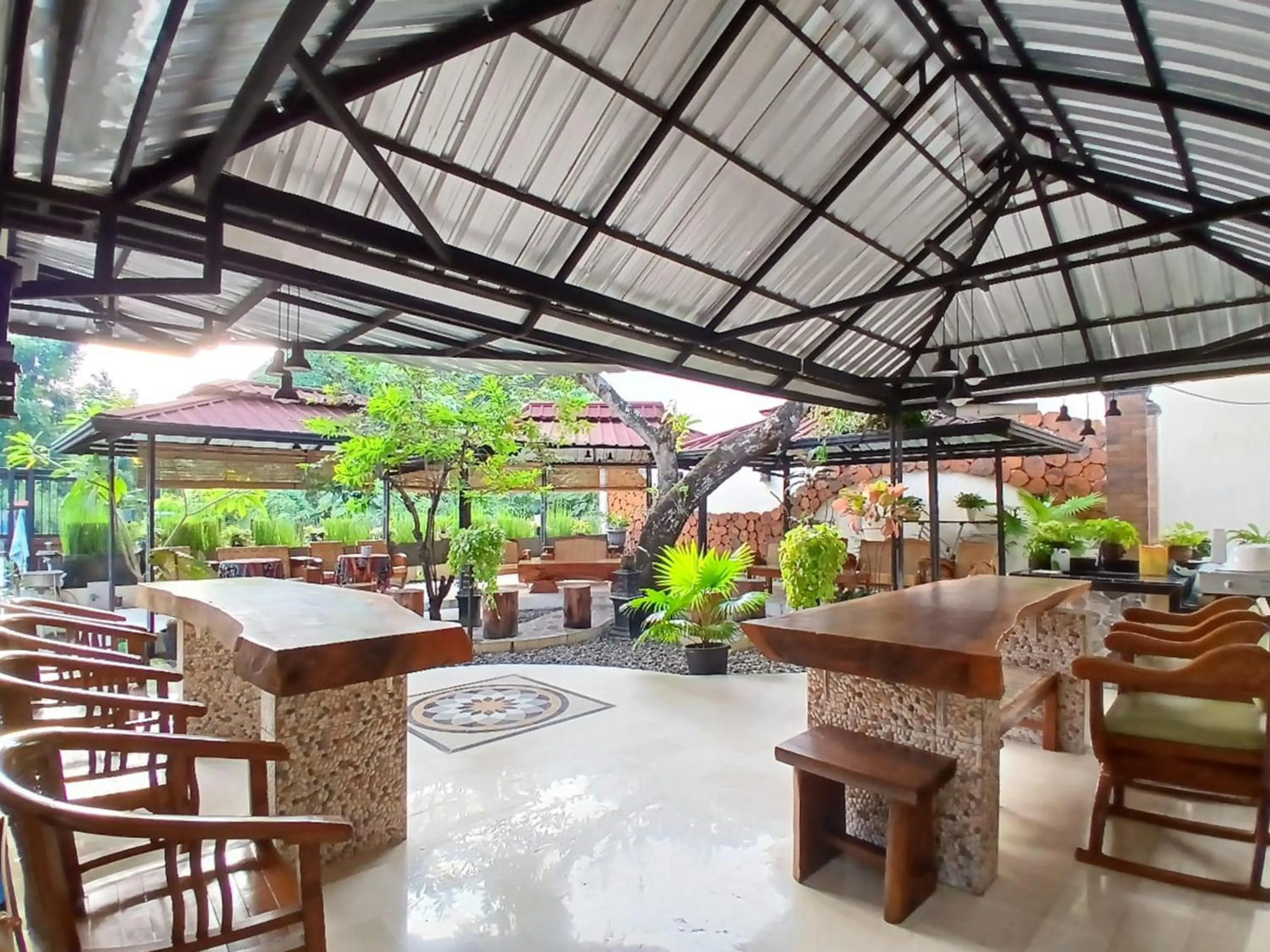 Seating area in RedDoorz at Ndalem Eyyang Syariah Stasiun Klaten