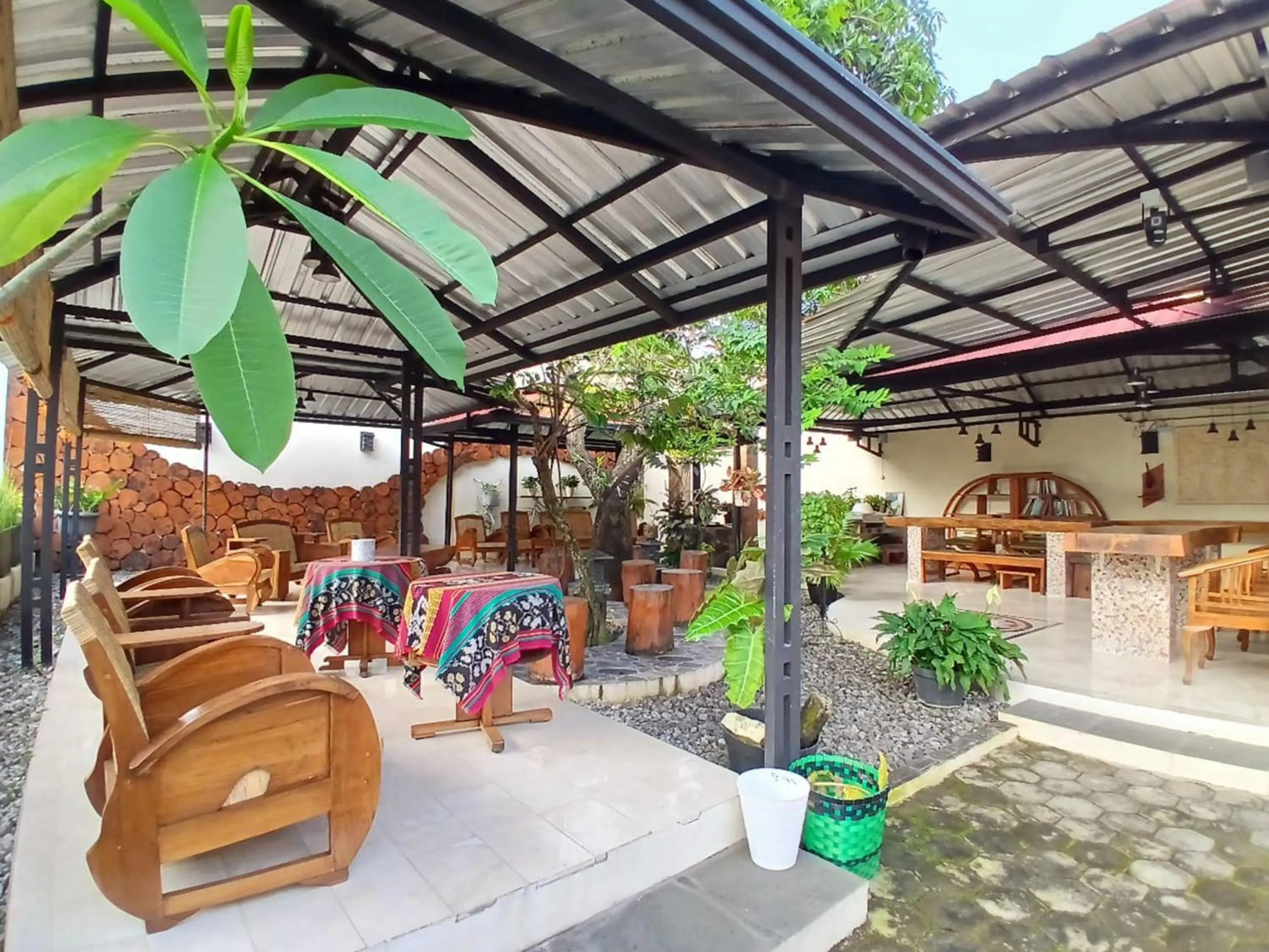 Seating area in RedDoorz at Ndalem Eyyang Syariah Stasiun Klaten