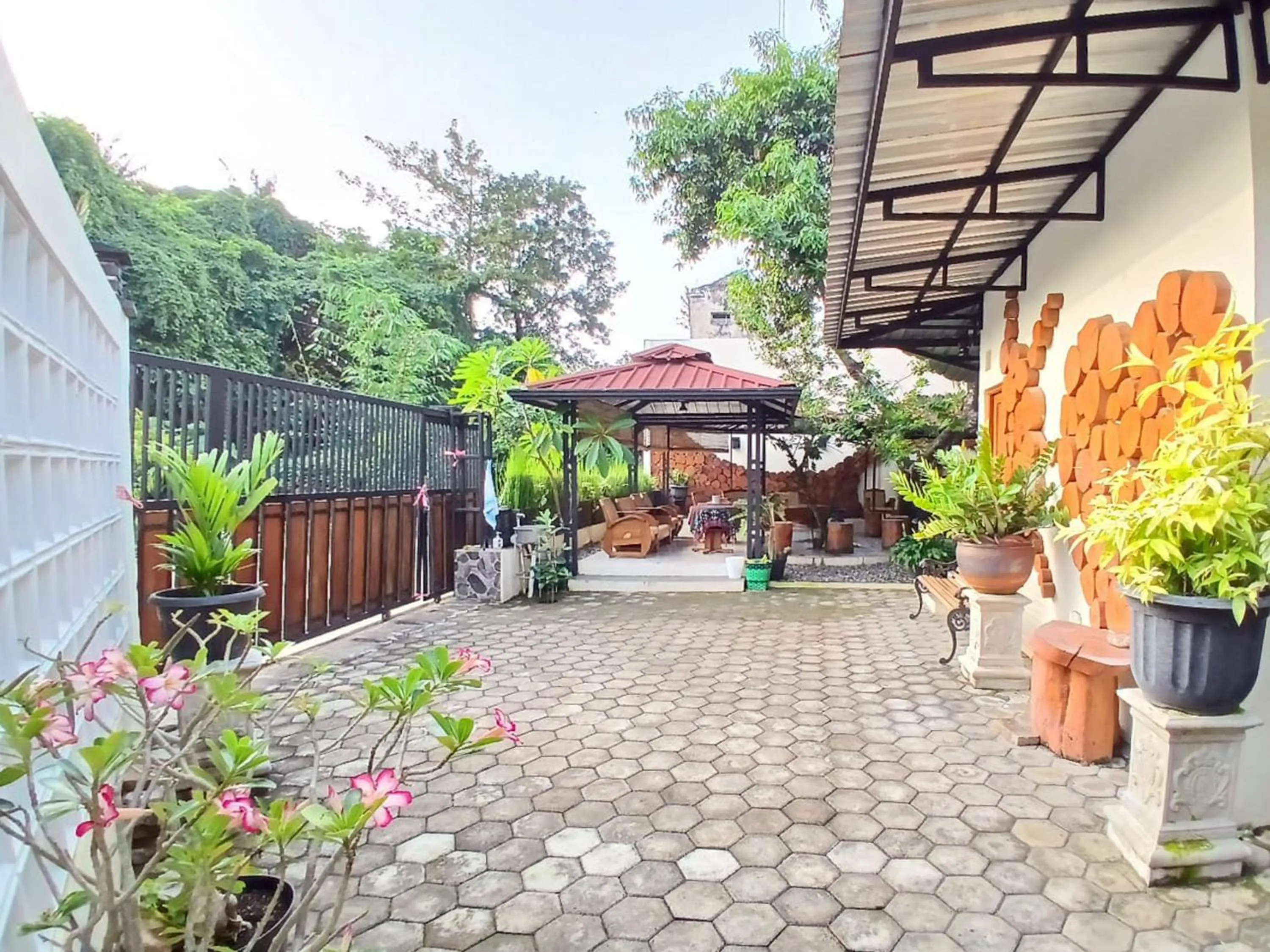 Facade/entrance in RedDoorz at Ndalem Eyyang Syariah Stasiun Klaten