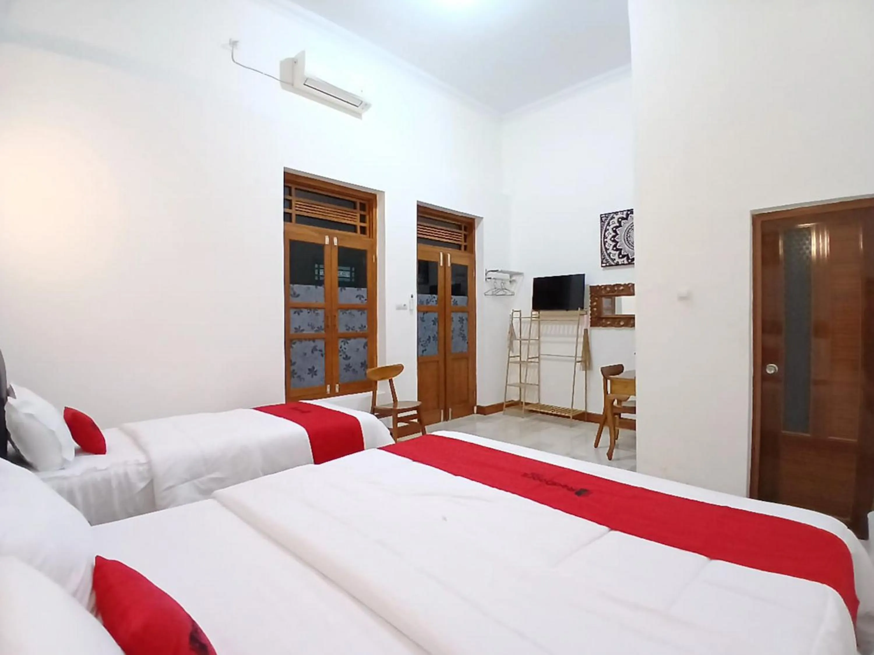 Bedroom, Bed in RedDoorz at Ndalem Eyyang Syariah Stasiun Klaten