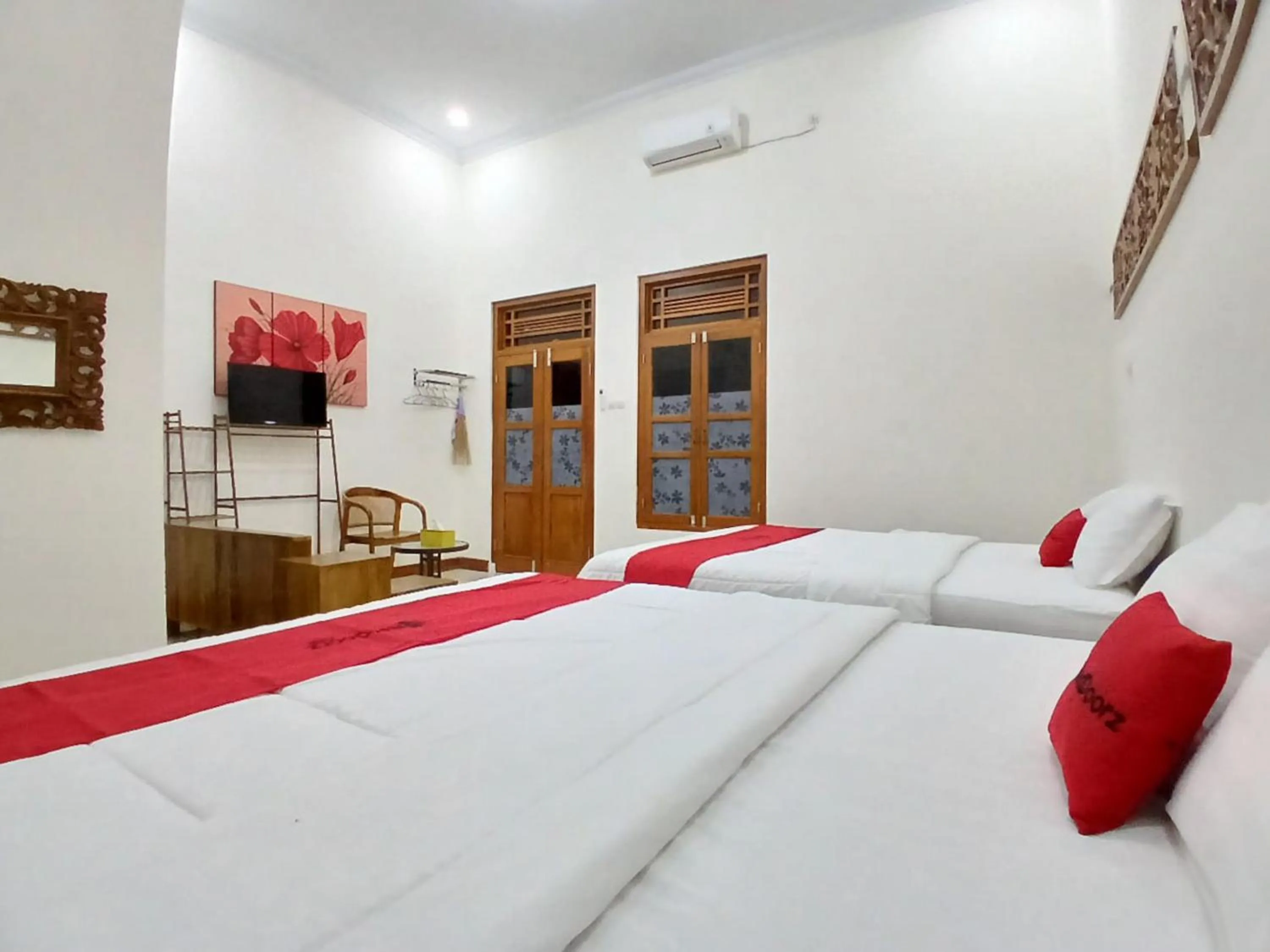 Bedroom, Bed in RedDoorz at Ndalem Eyyang Syariah Stasiun Klaten