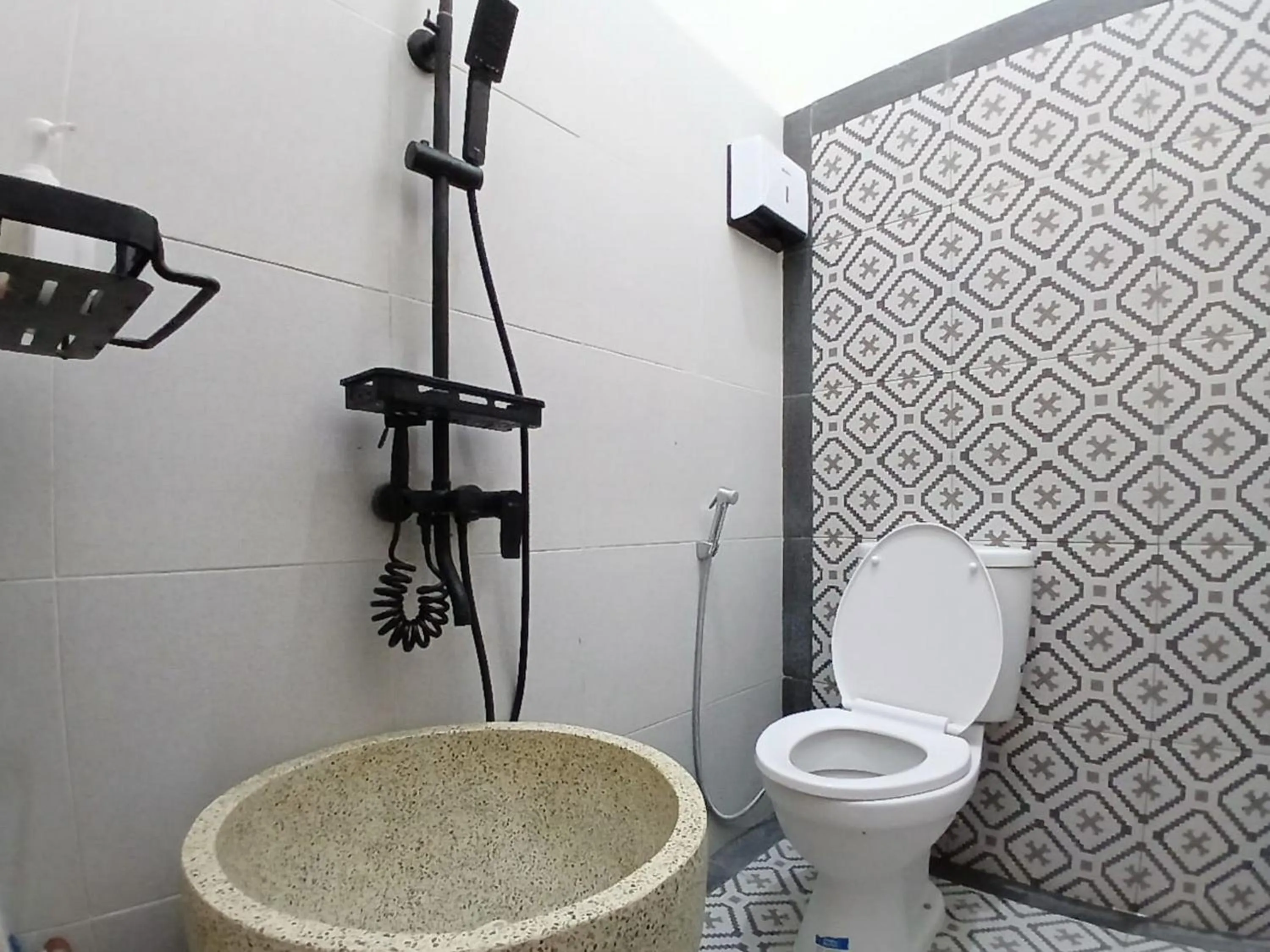 Bathroom in RedDoorz at Ndalem Eyyang Syariah Stasiun Klaten