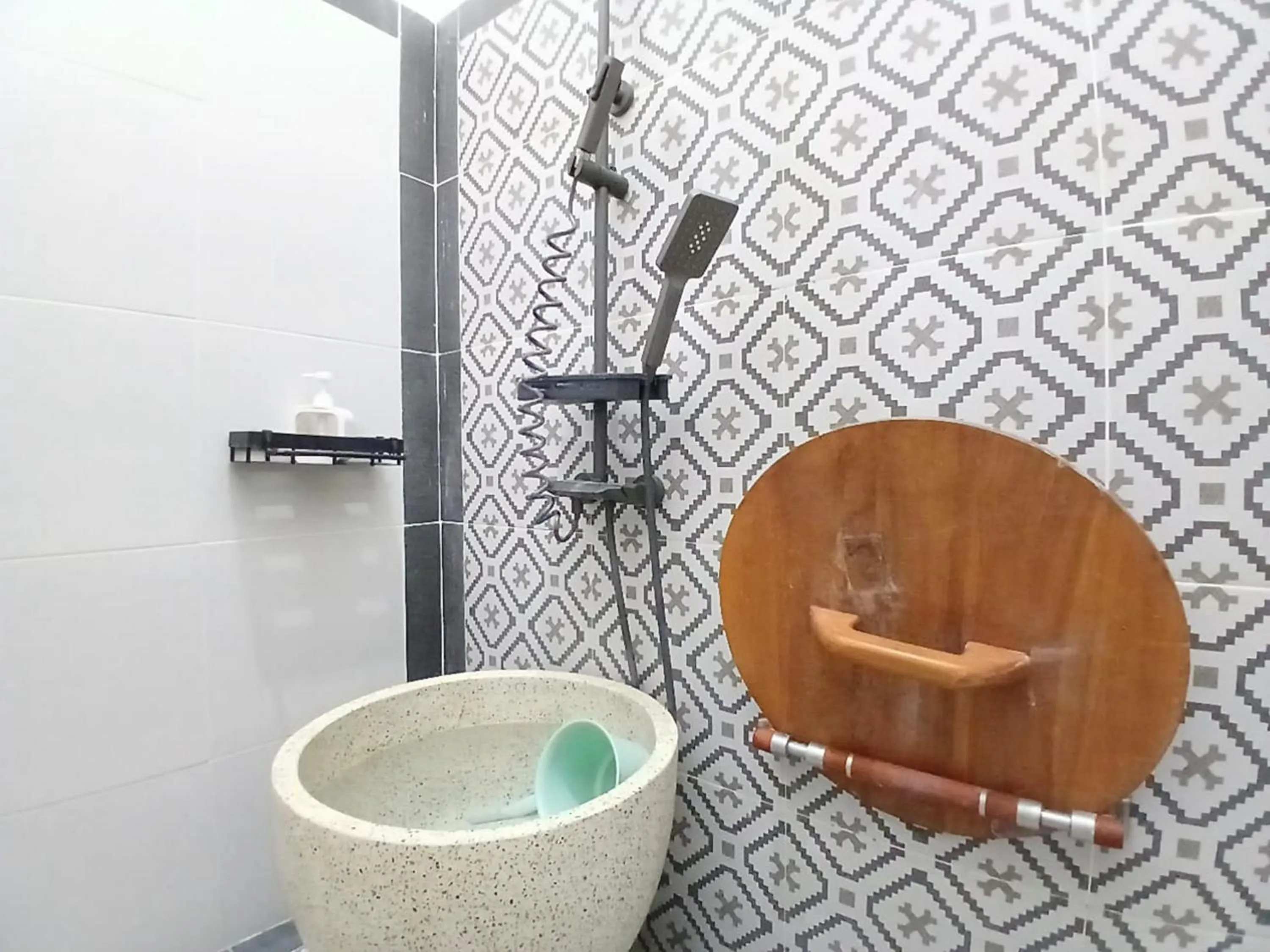 Bathroom in RedDoorz at Ndalem Eyyang Syariah Stasiun Klaten