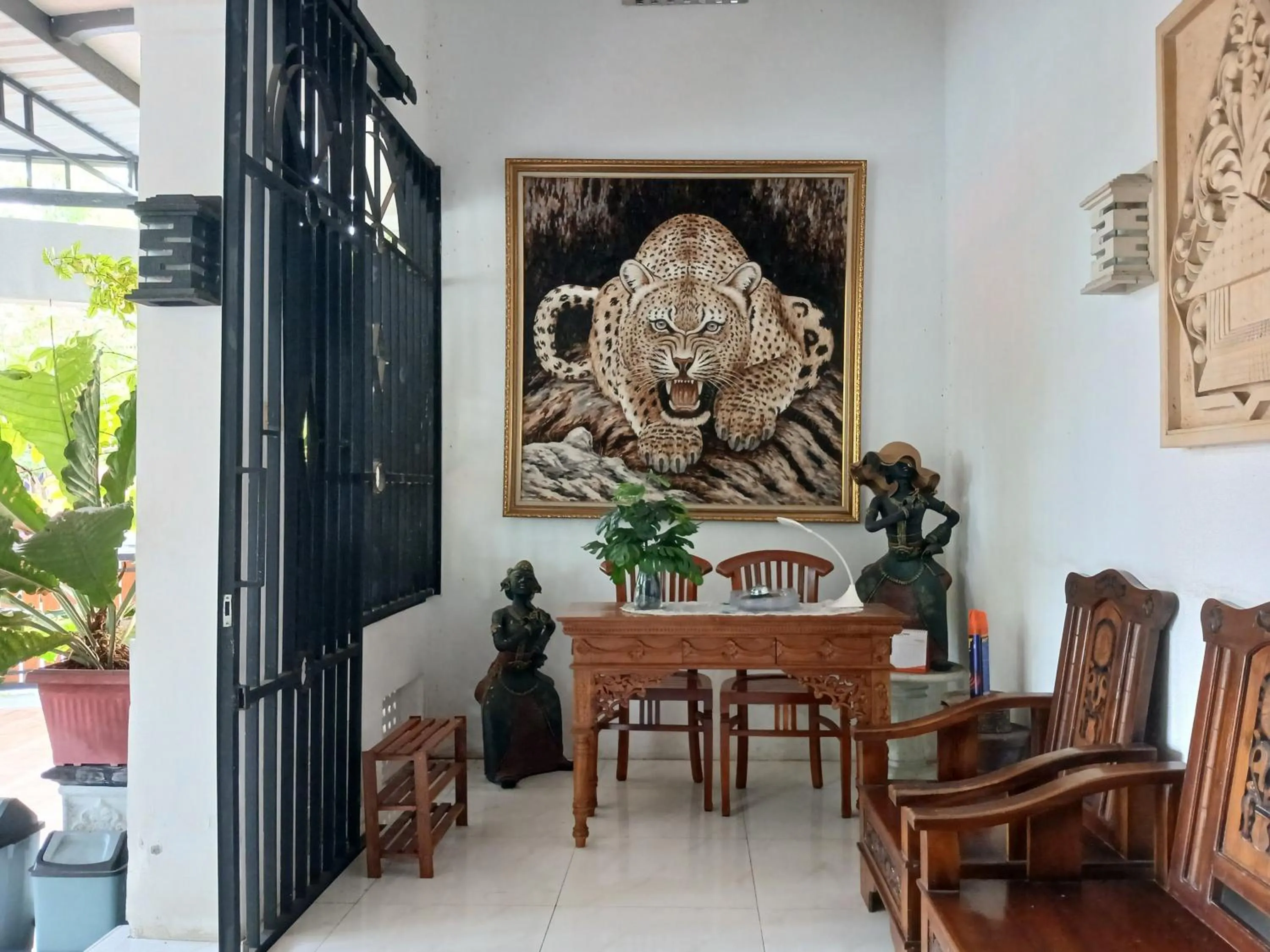 Seating area in RedDoorz at Ndalem Eyyang Syariah Stasiun Klaten