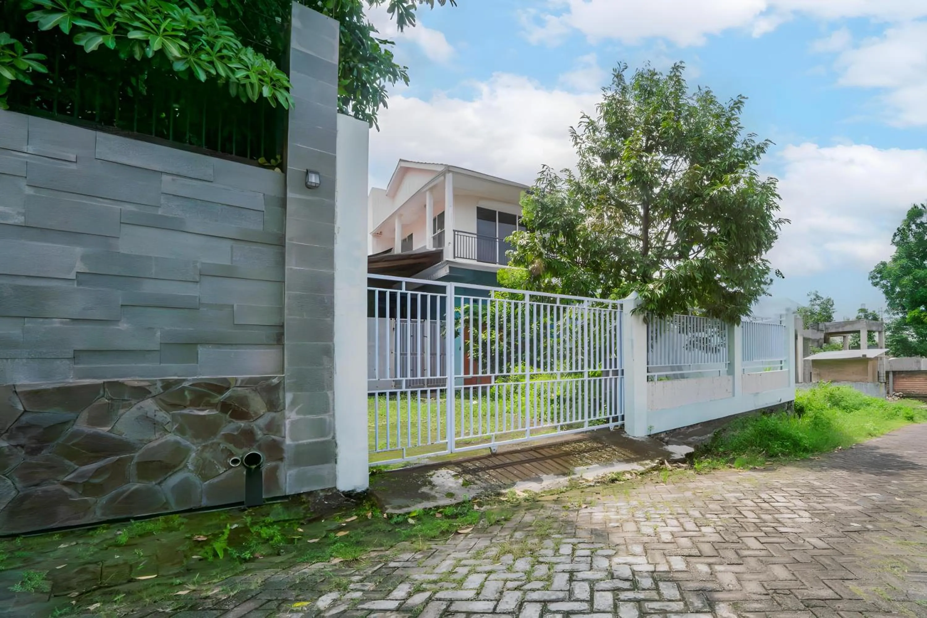 Facade/entrance in Hotel O Kencana Homestay Syariah Near Masjid AL-BAROKAH Kanyuran