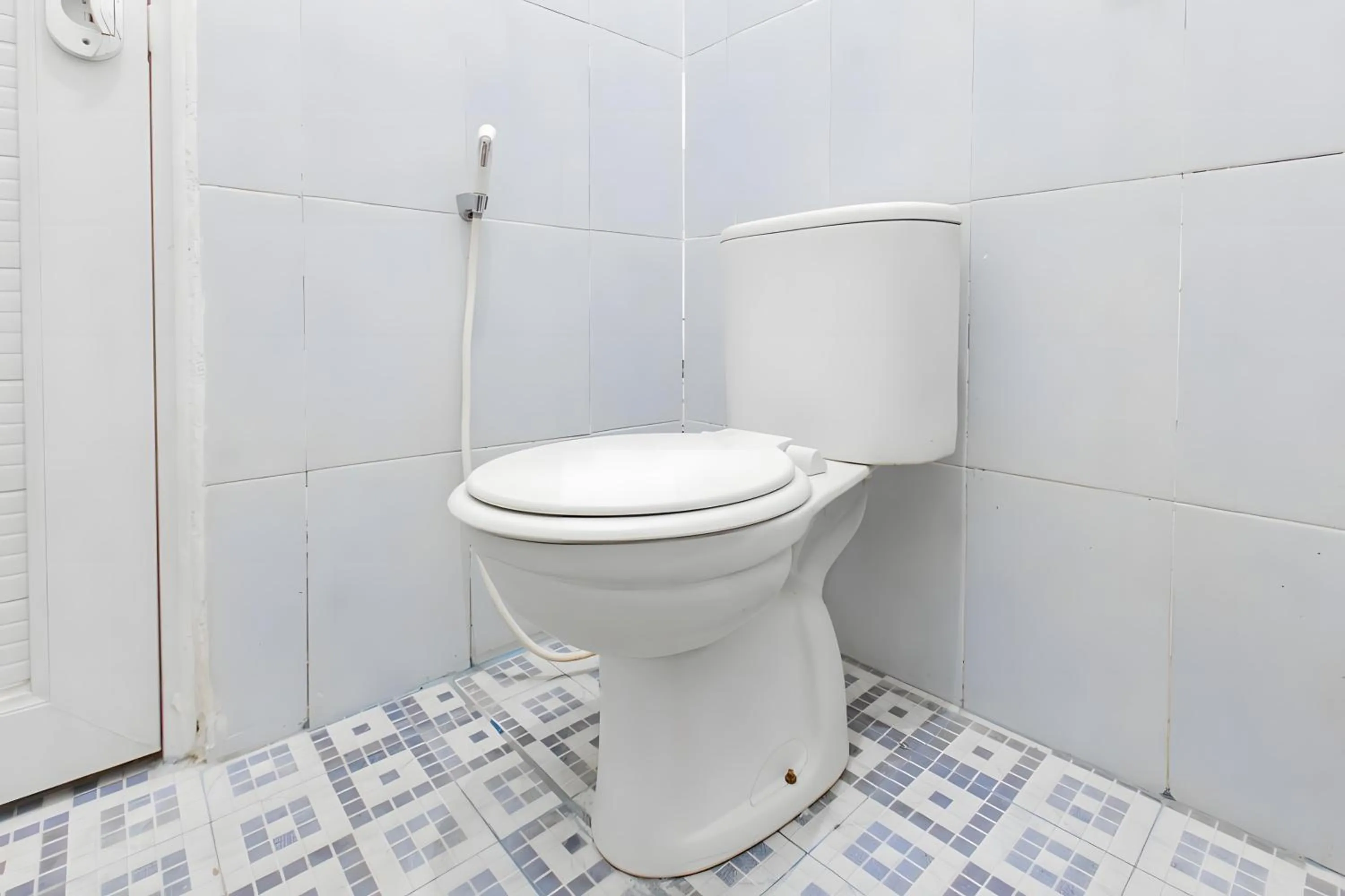 Bathroom in Hotel O Homestay Bonjeruk Near Restoran Pawon 21 Bonjeruk