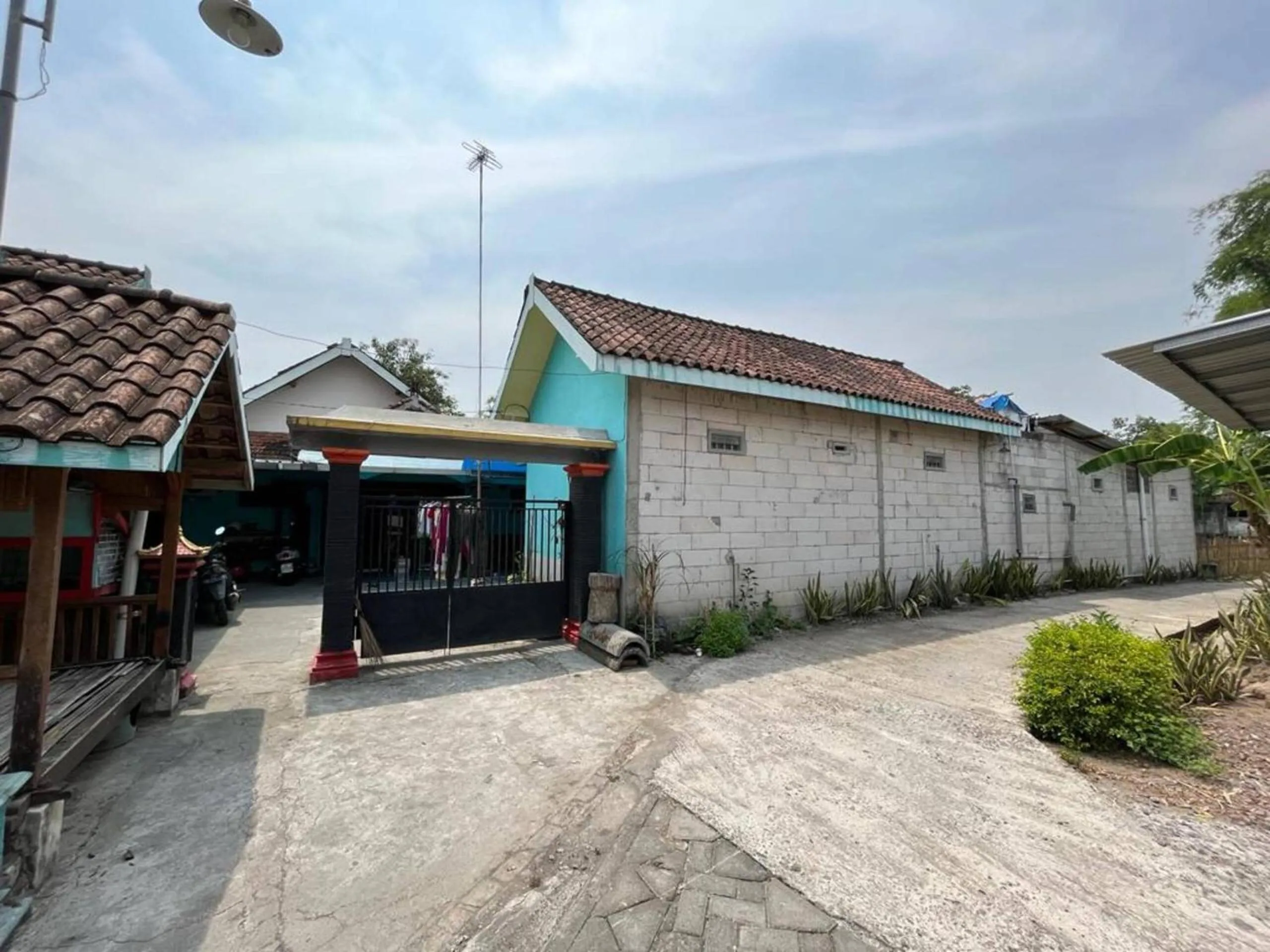Facade/entrance in Hotel O Kost Bu Tutik Syariah