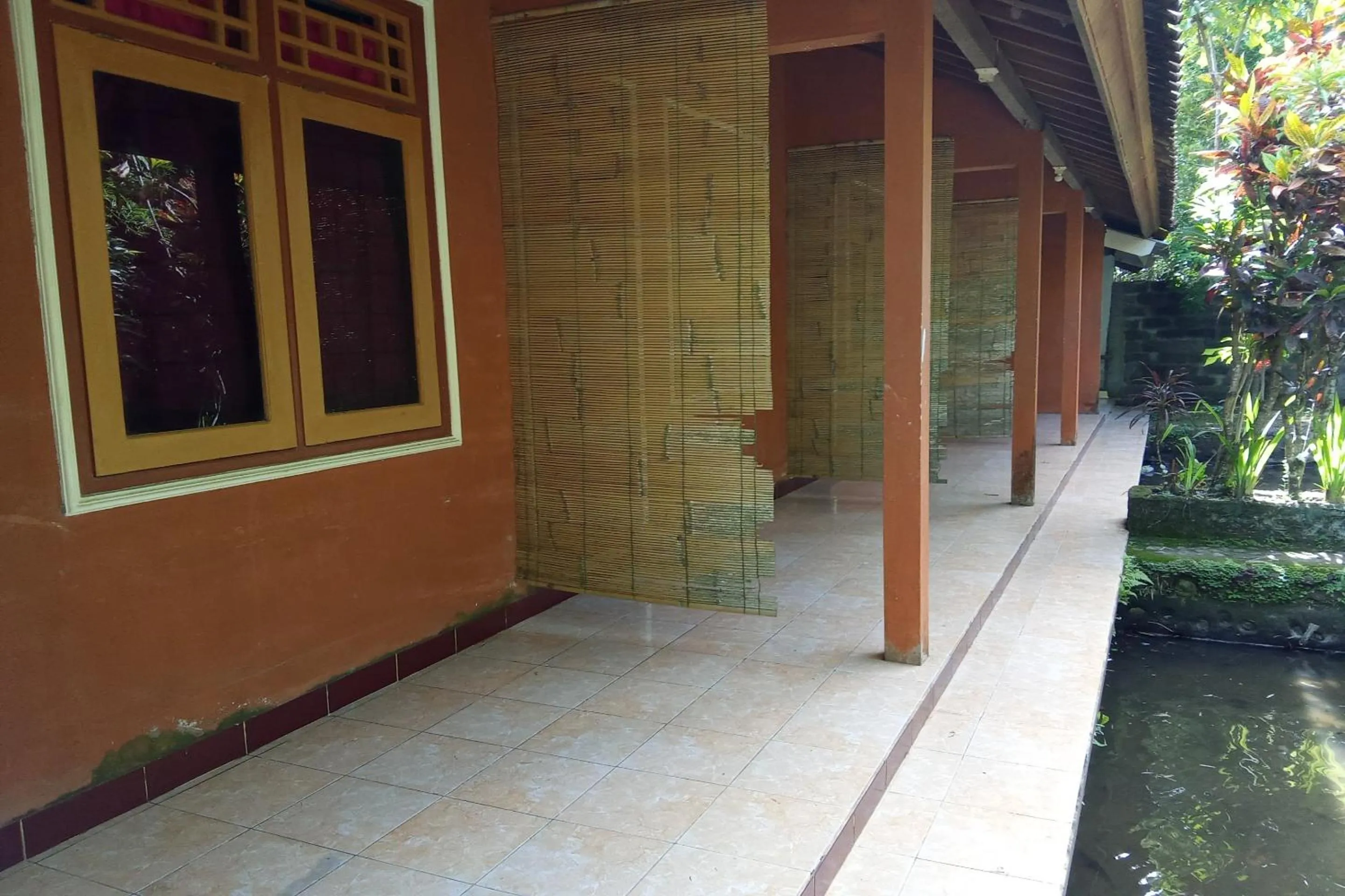 Facade/entrance in Hotel O Dannis Homestay Near Musholla Al Istiqomah Terawangan