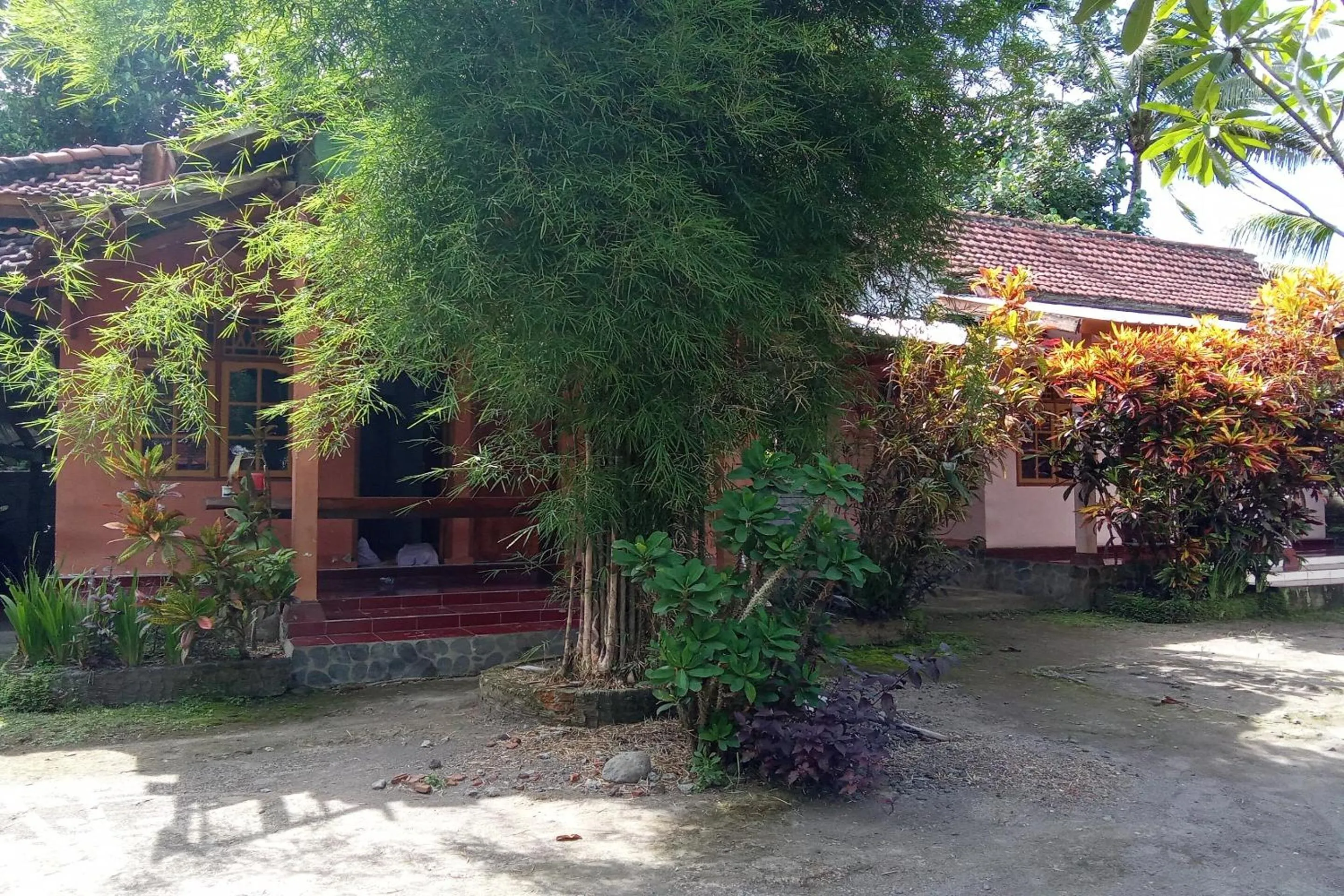 Facade/entrance in Hotel O Dannis Homestay Near Musholla Al Istiqomah Terawangan