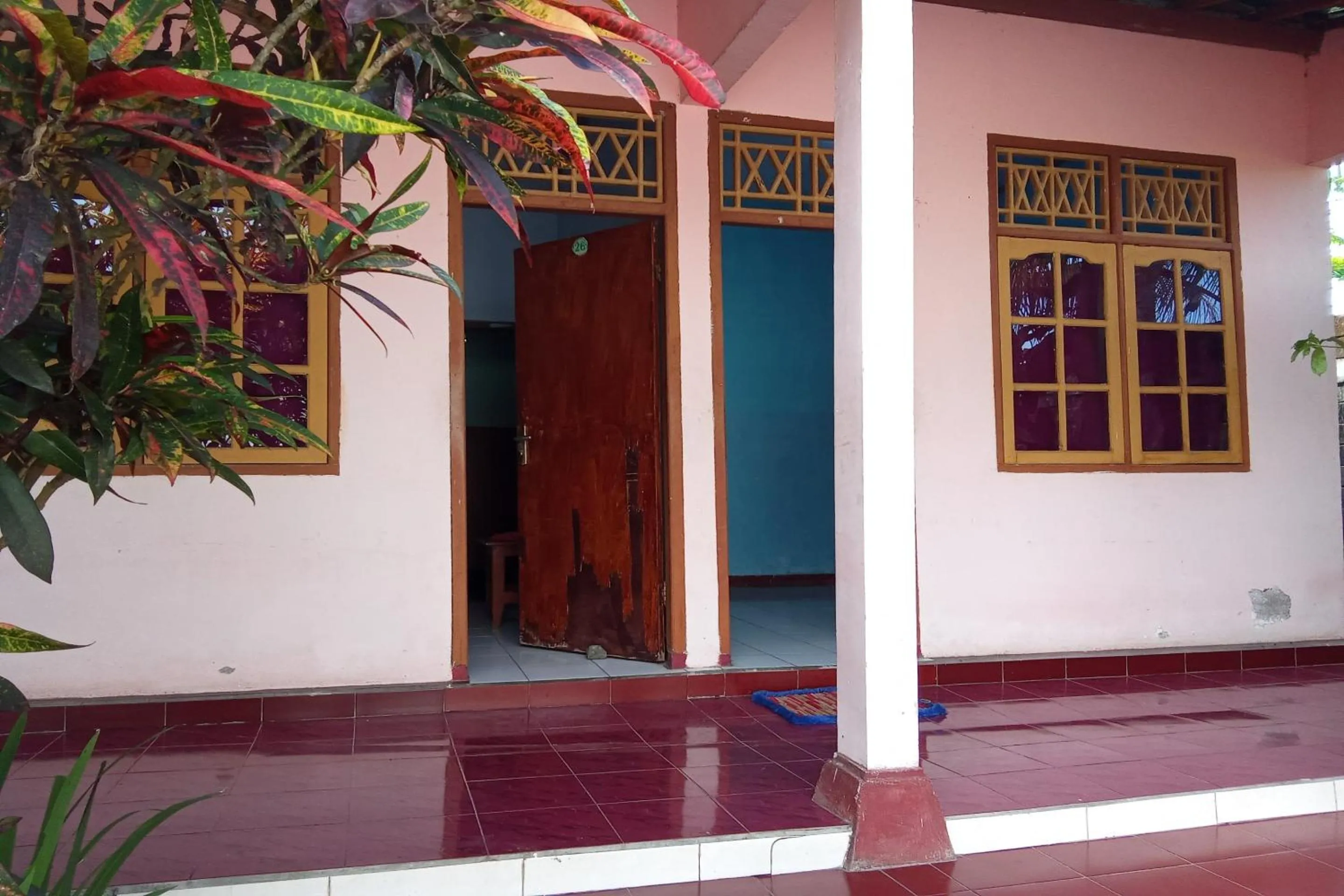 Facade/entrance in Hotel O Dannis Homestay Near Musholla Al Istiqomah Terawangan