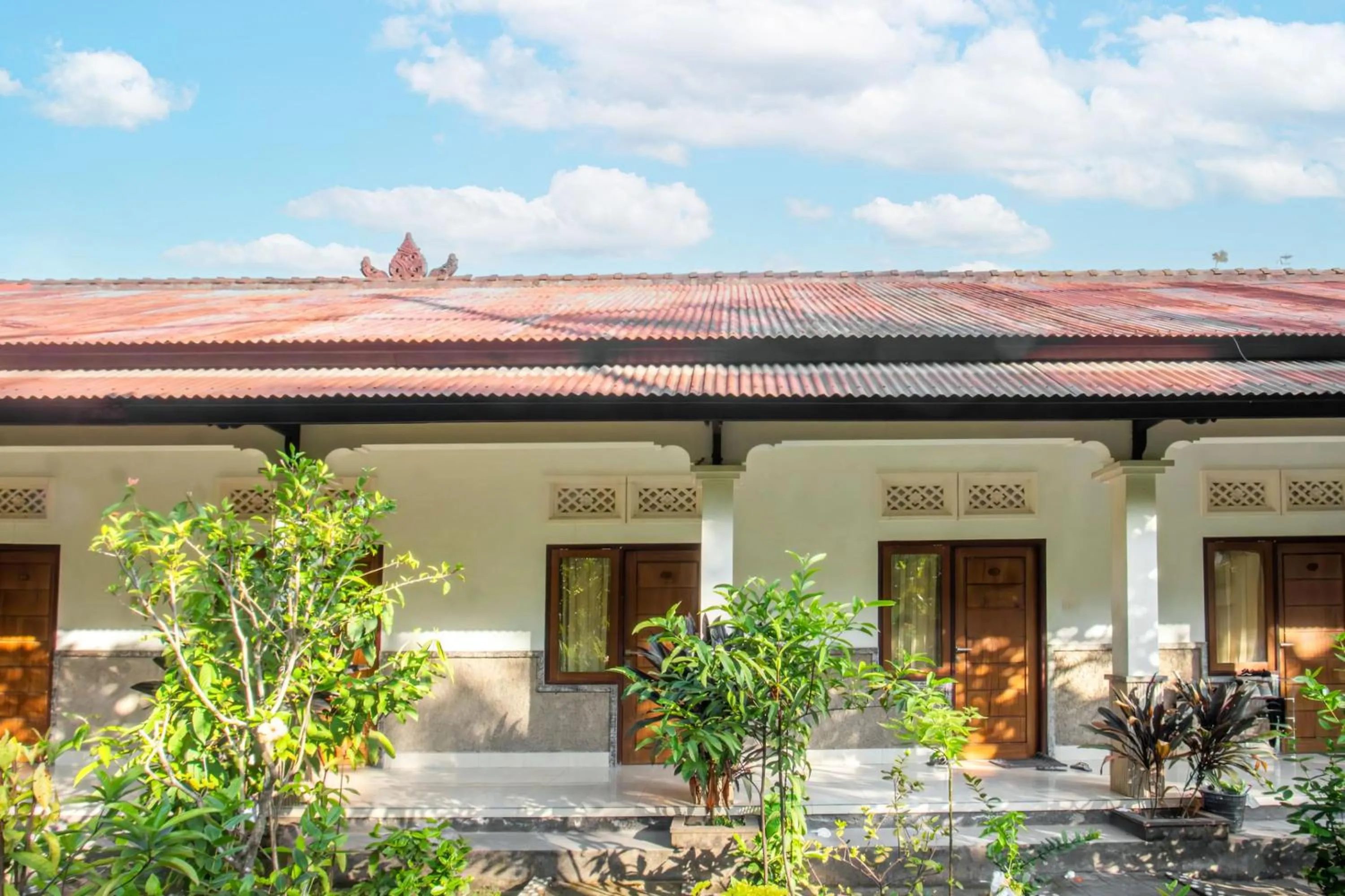 Facade/entrance in Hotel O Puri Batu Bolong