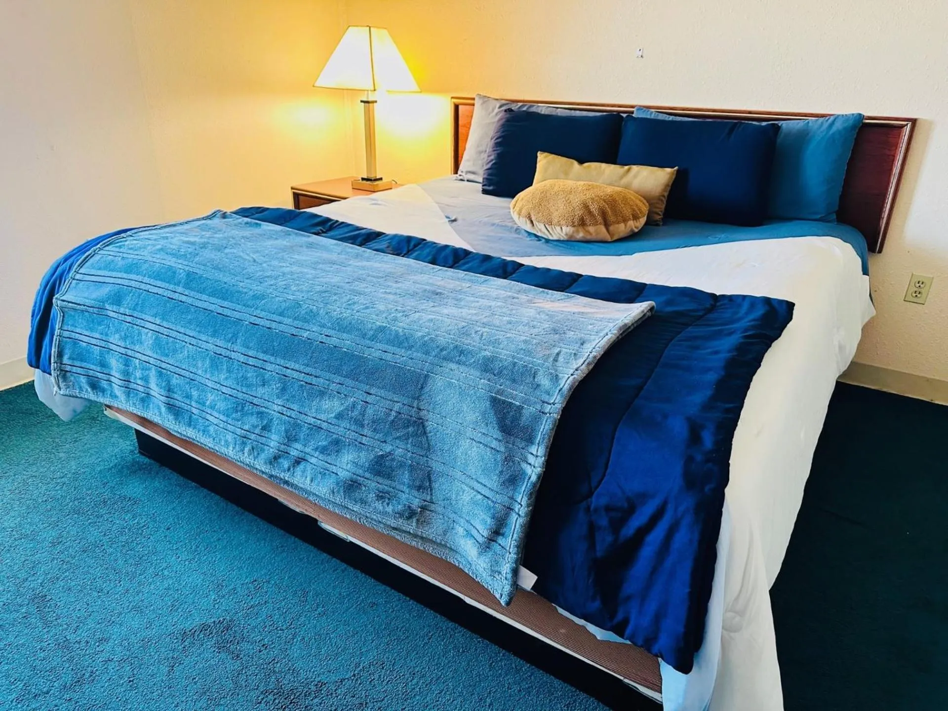 Bed in Norwood Inn Statefair Grounds