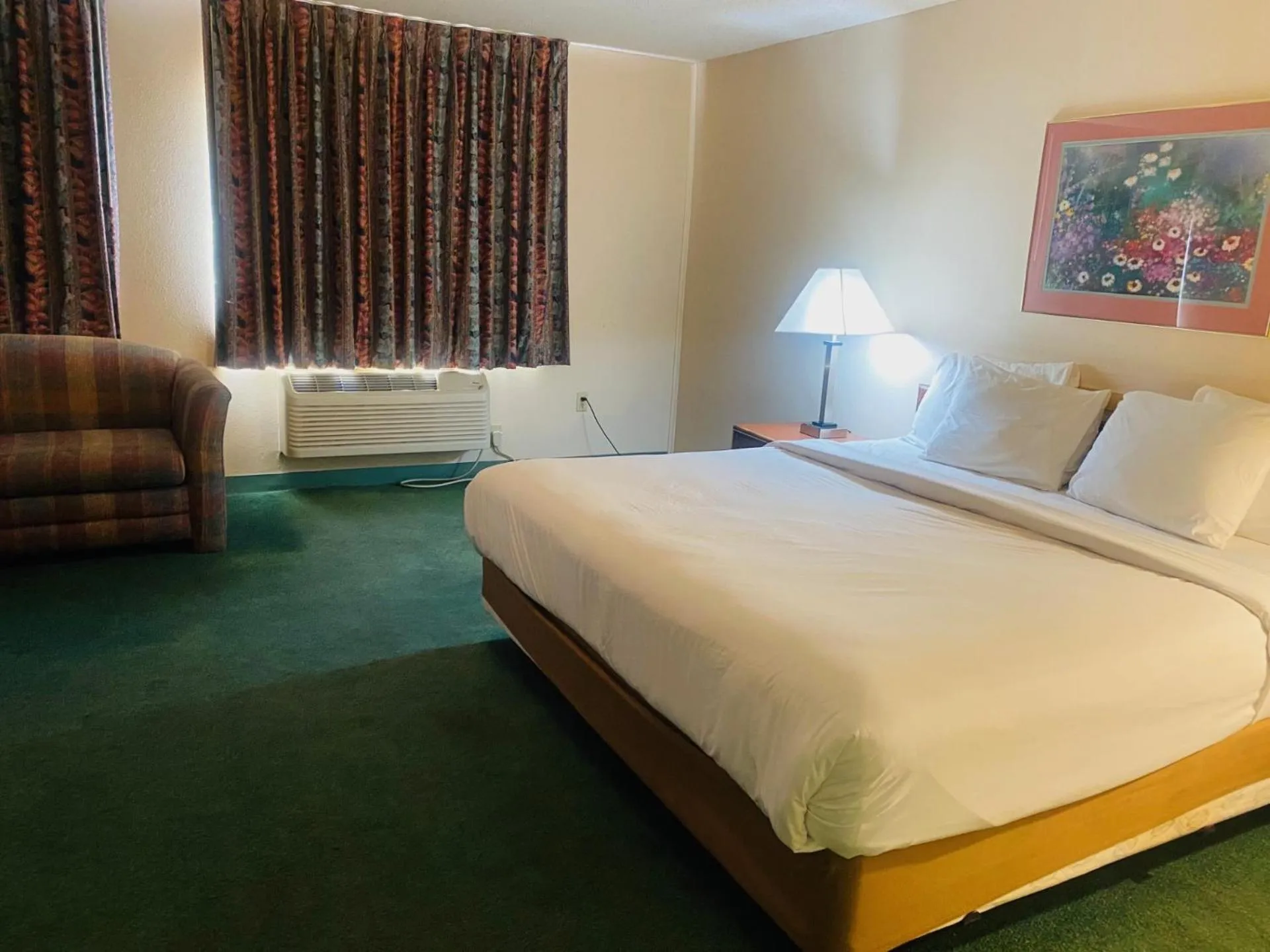 Bed in Norwood Inn Statefair Grounds