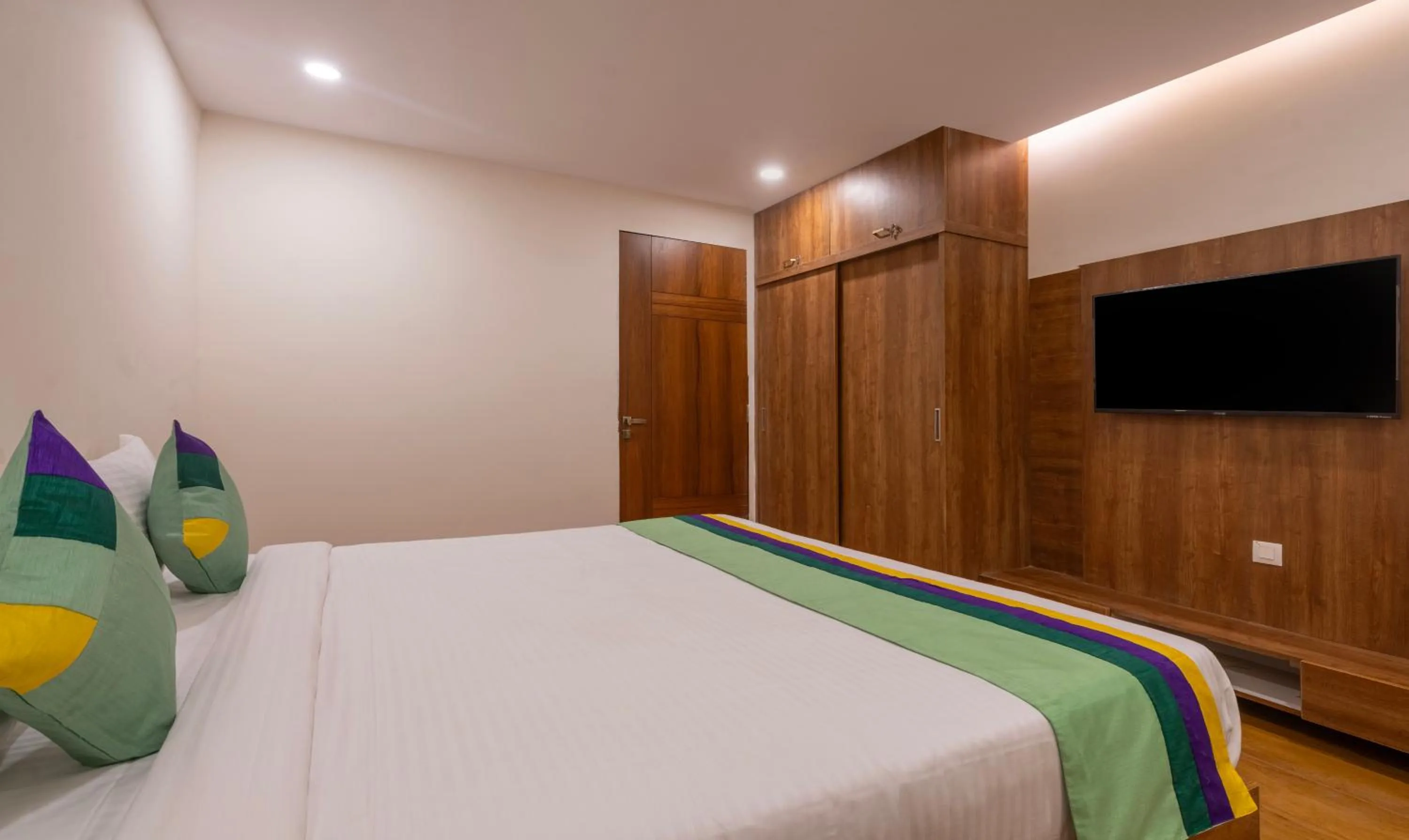Bedroom, Bed in Treebo SY Inn, Gachibowli DLF