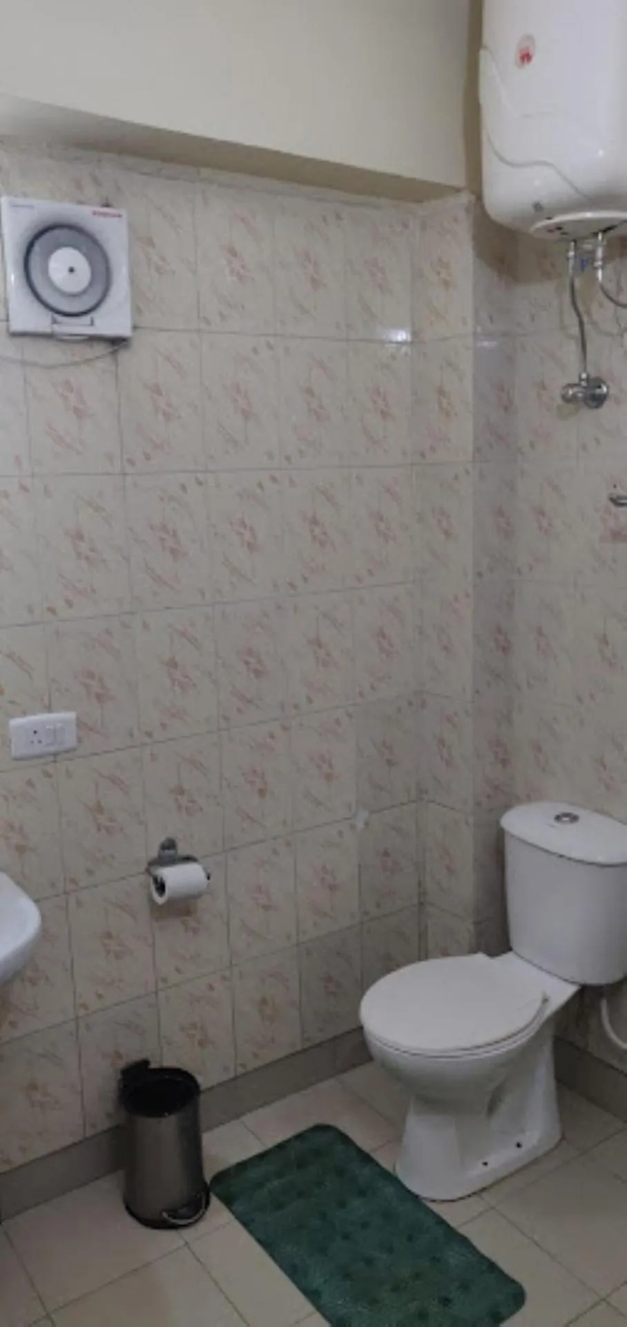 Toilet in Hotel Golden Dolma