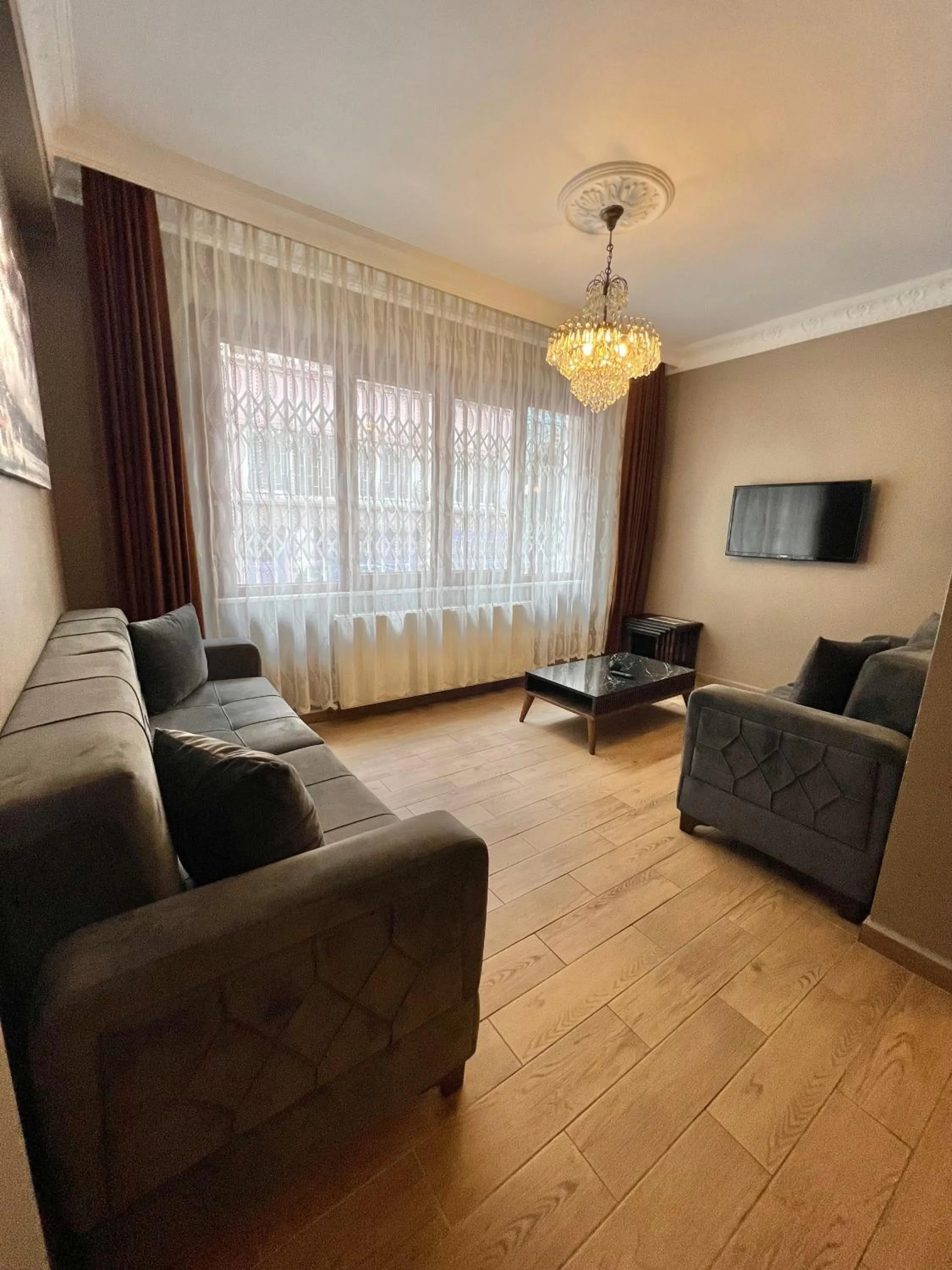 TV and multimedia in Zendy Suite Hotel