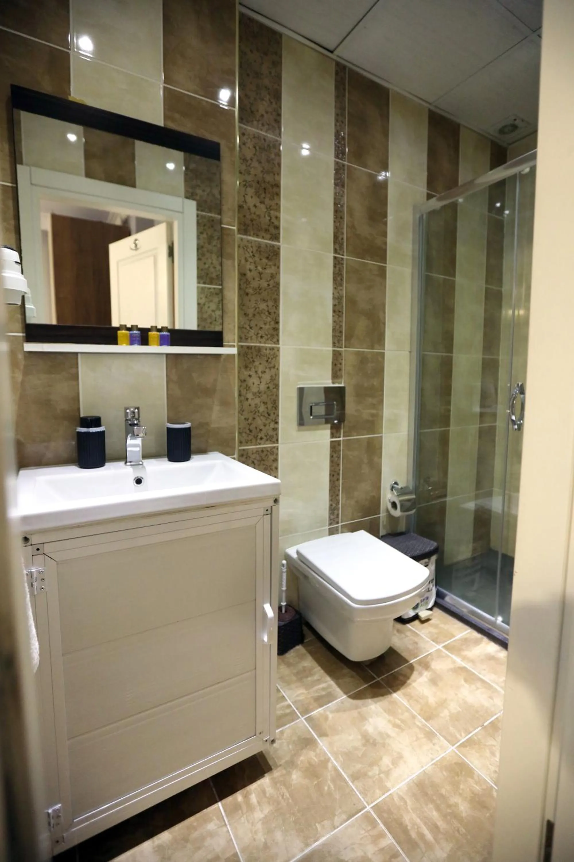 Bathroom in Zendy Suite Hotel