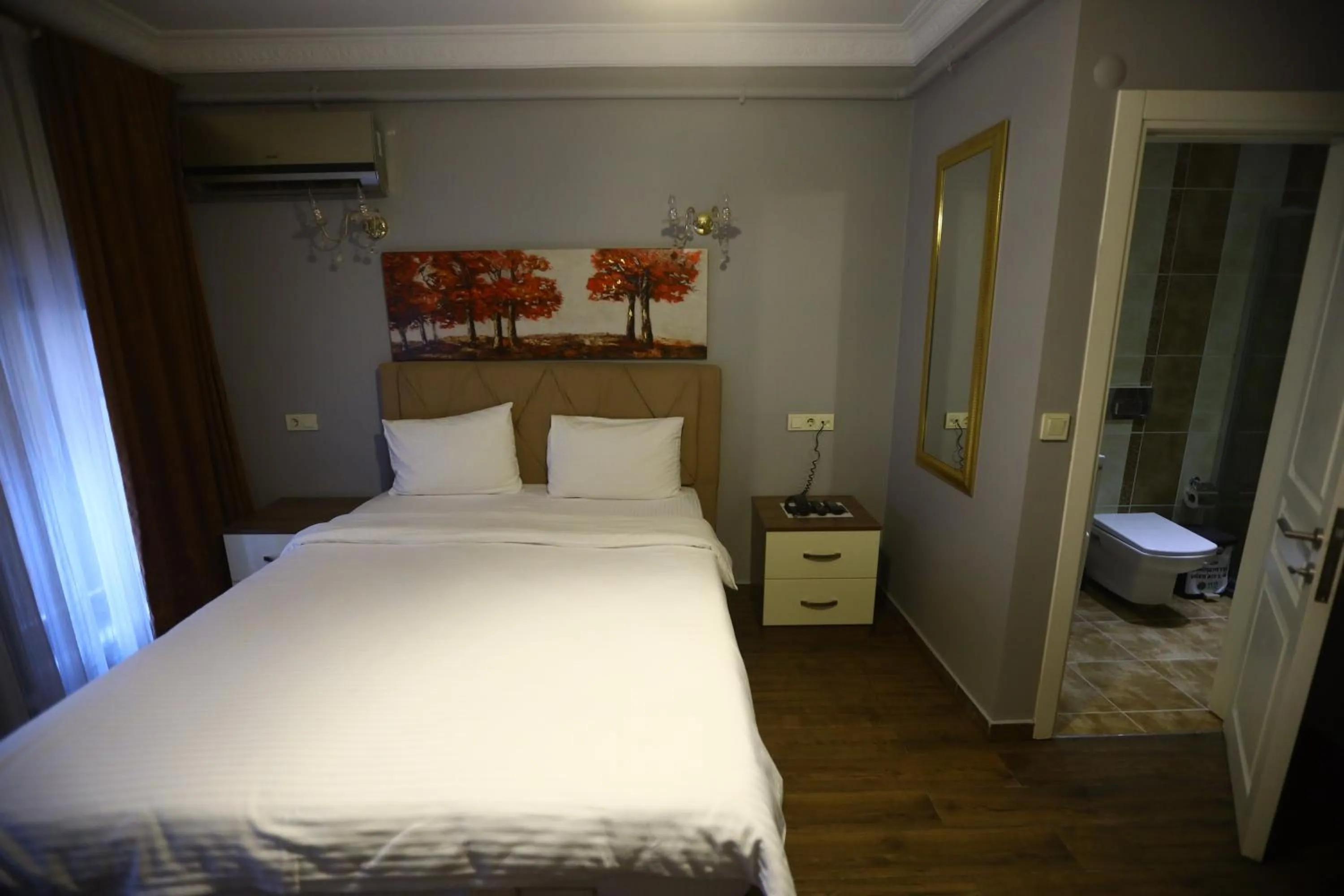 Photo of the whole room, Bed in Zendy Suite Hotel