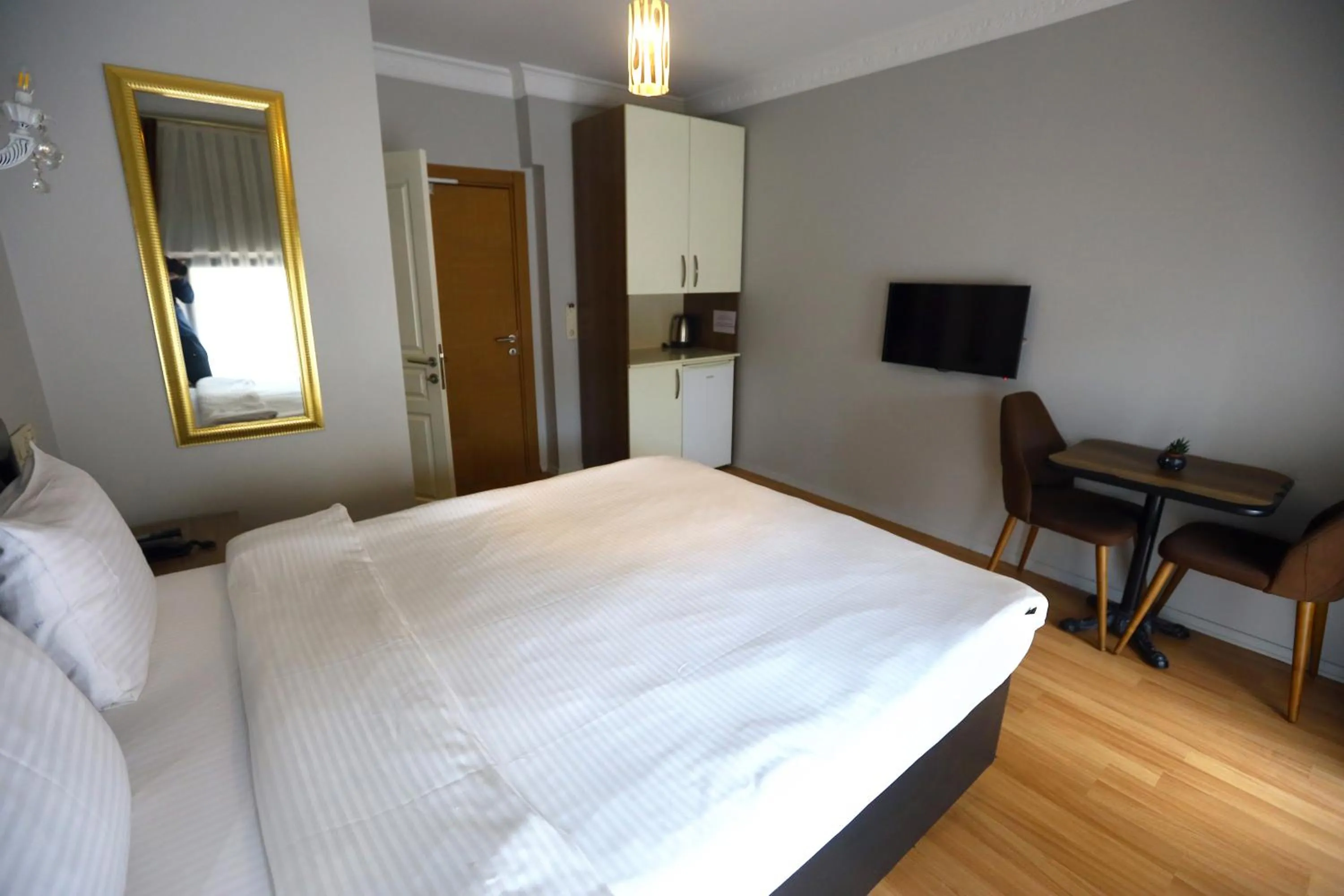 Photo of the whole room, Bed in Zendy Suite Hotel