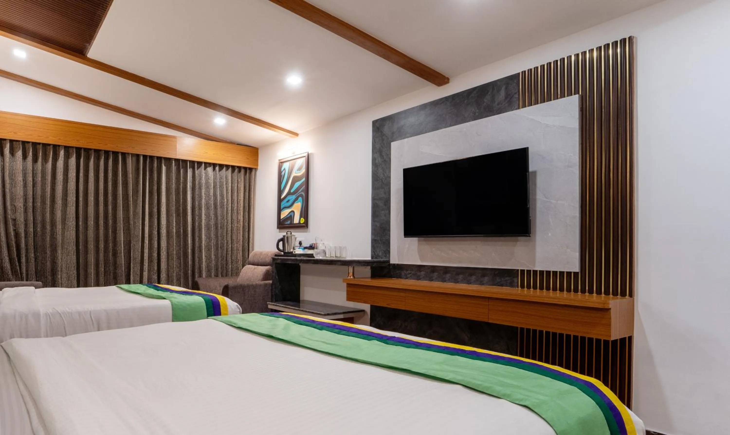 Bedroom, Bed in Treebo Skydale Premium Suites, 1500 Mtrs From Ooty Lake