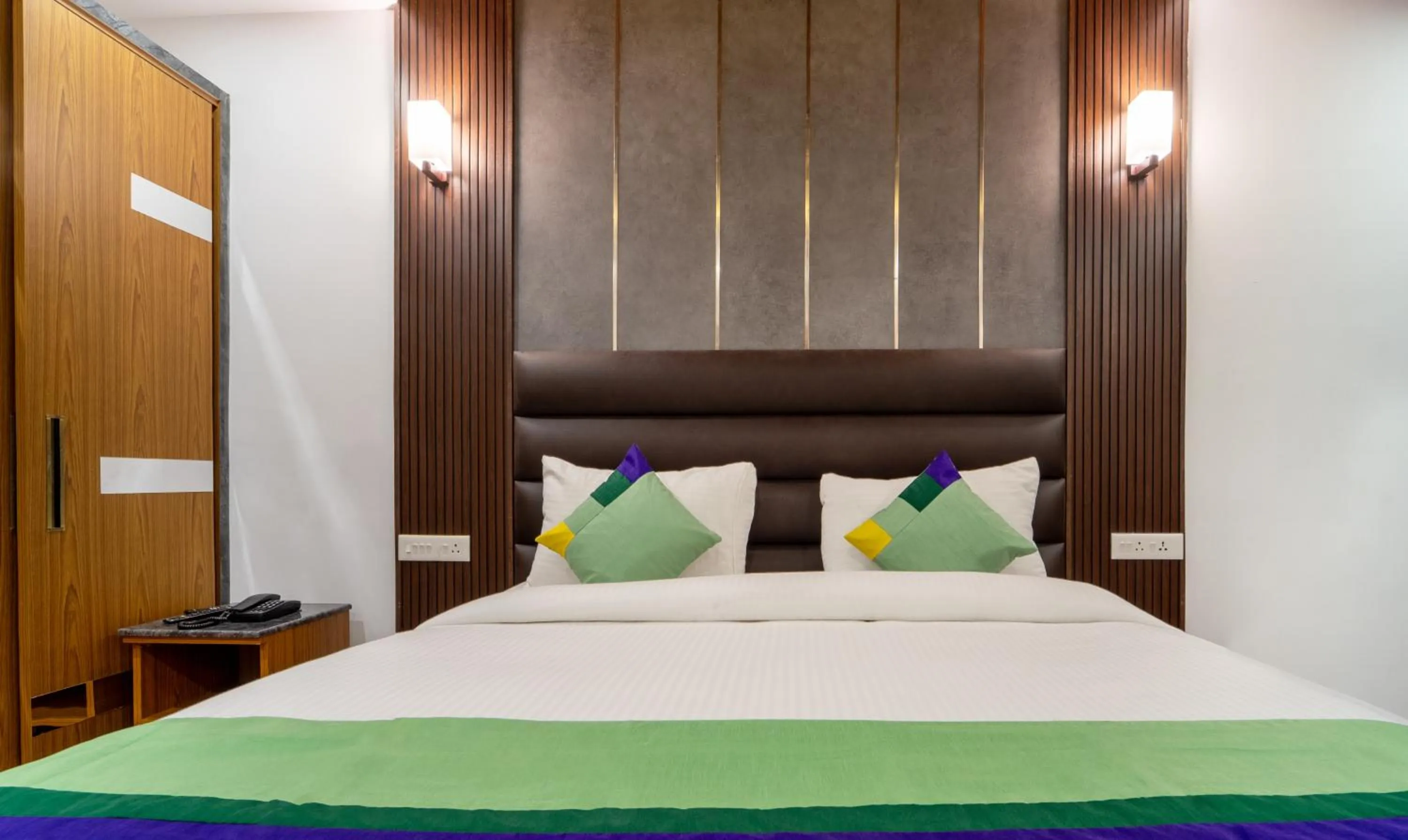 Bedroom, Bed in Treebo Skydale Premium Suites, 1500 Mtrs From Ooty Lake