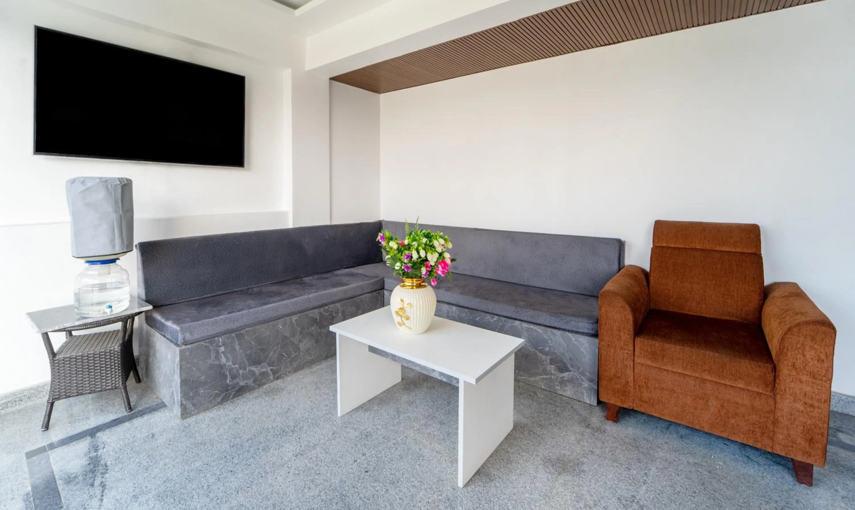 Seating area in Treebo Skydale Premium Suites, 1500 Mtrs From Ooty Lake