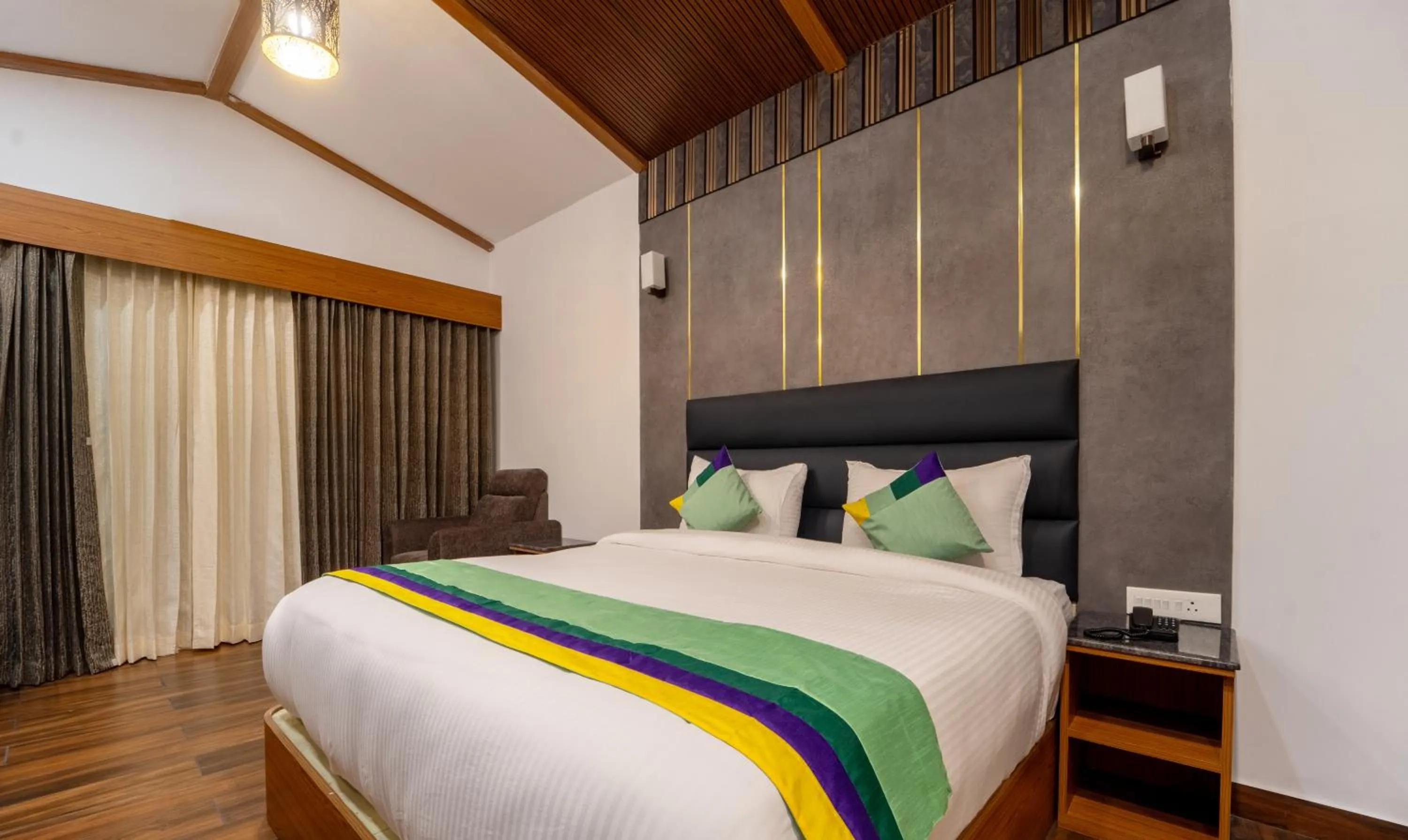 Bedroom, Bed in Treebo Skydale Premium Suites, 1500 Mtrs From Ooty Lake