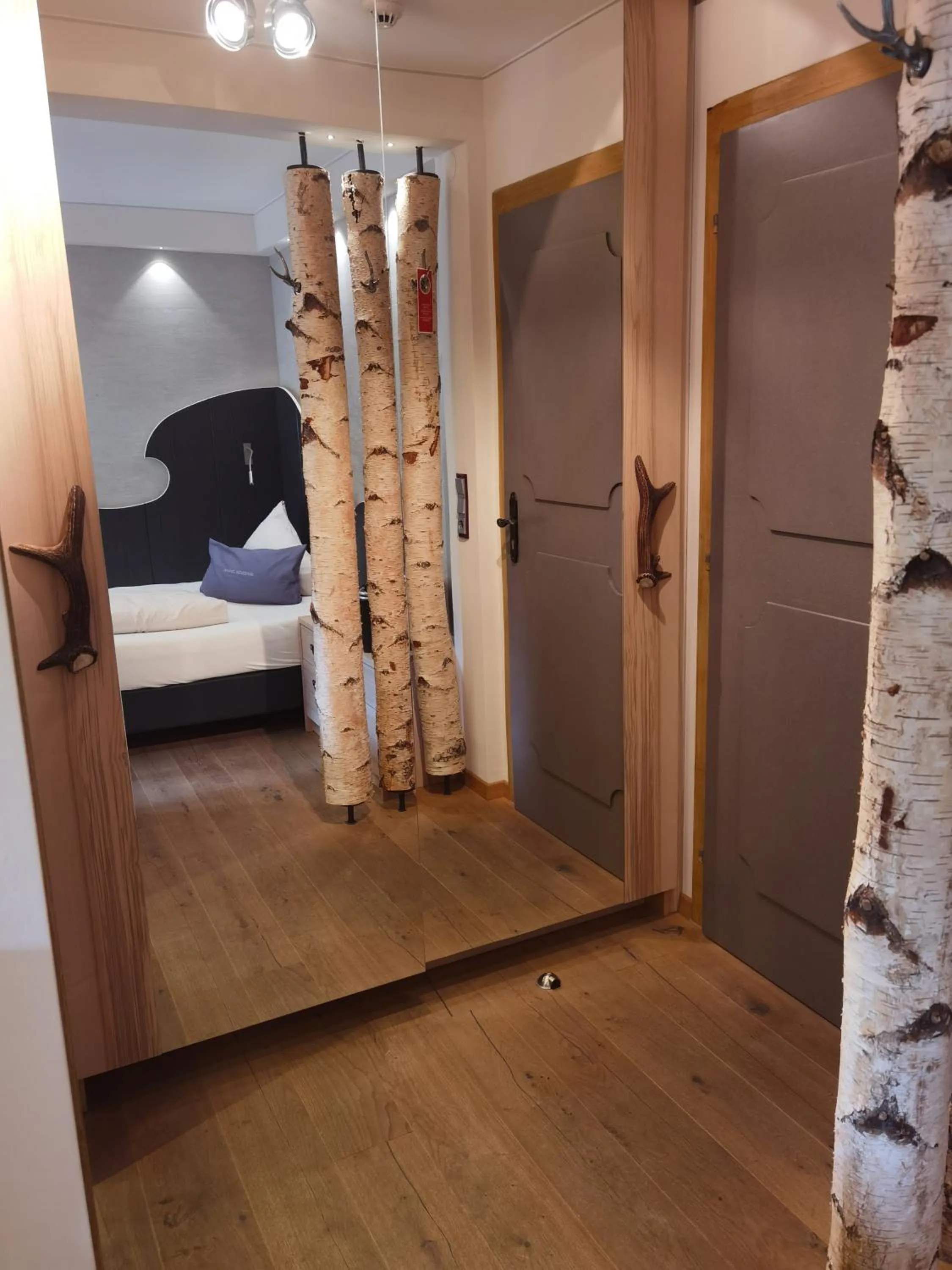 wardrobe, Bed in Verwöhn-Wellnesshotel Walserhof