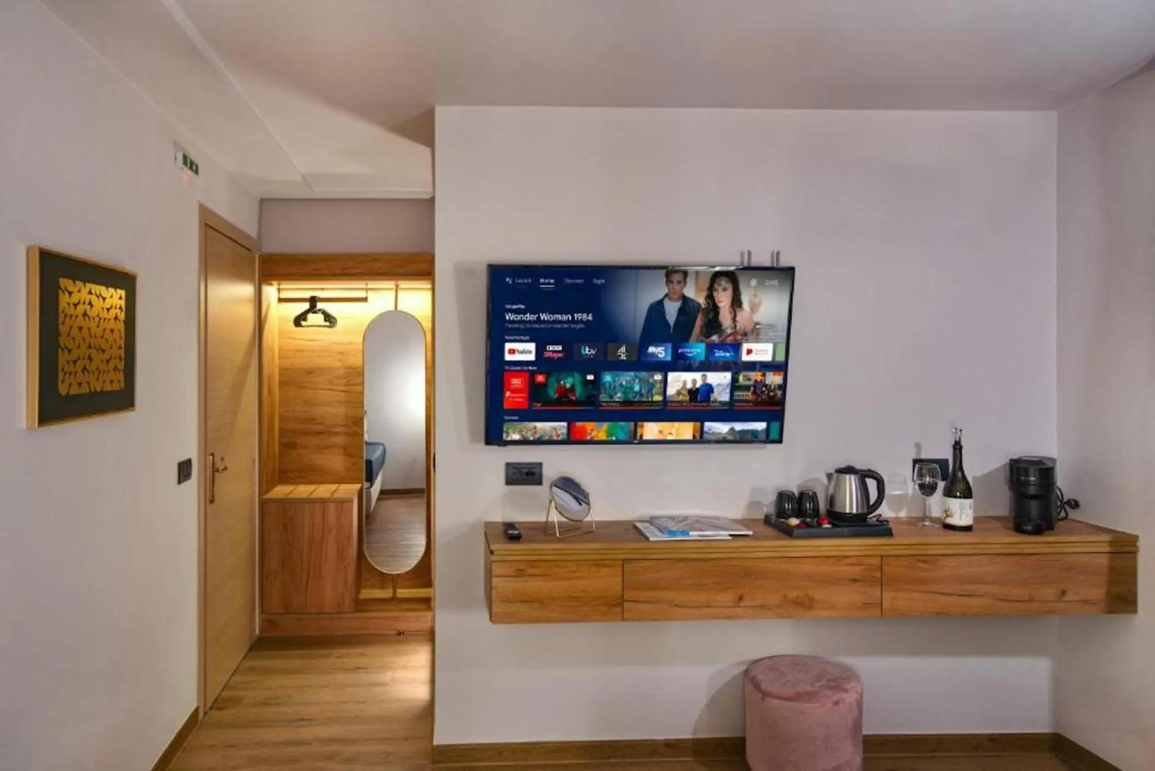 TV and multimedia in CITYLUXE Suites & Rooms