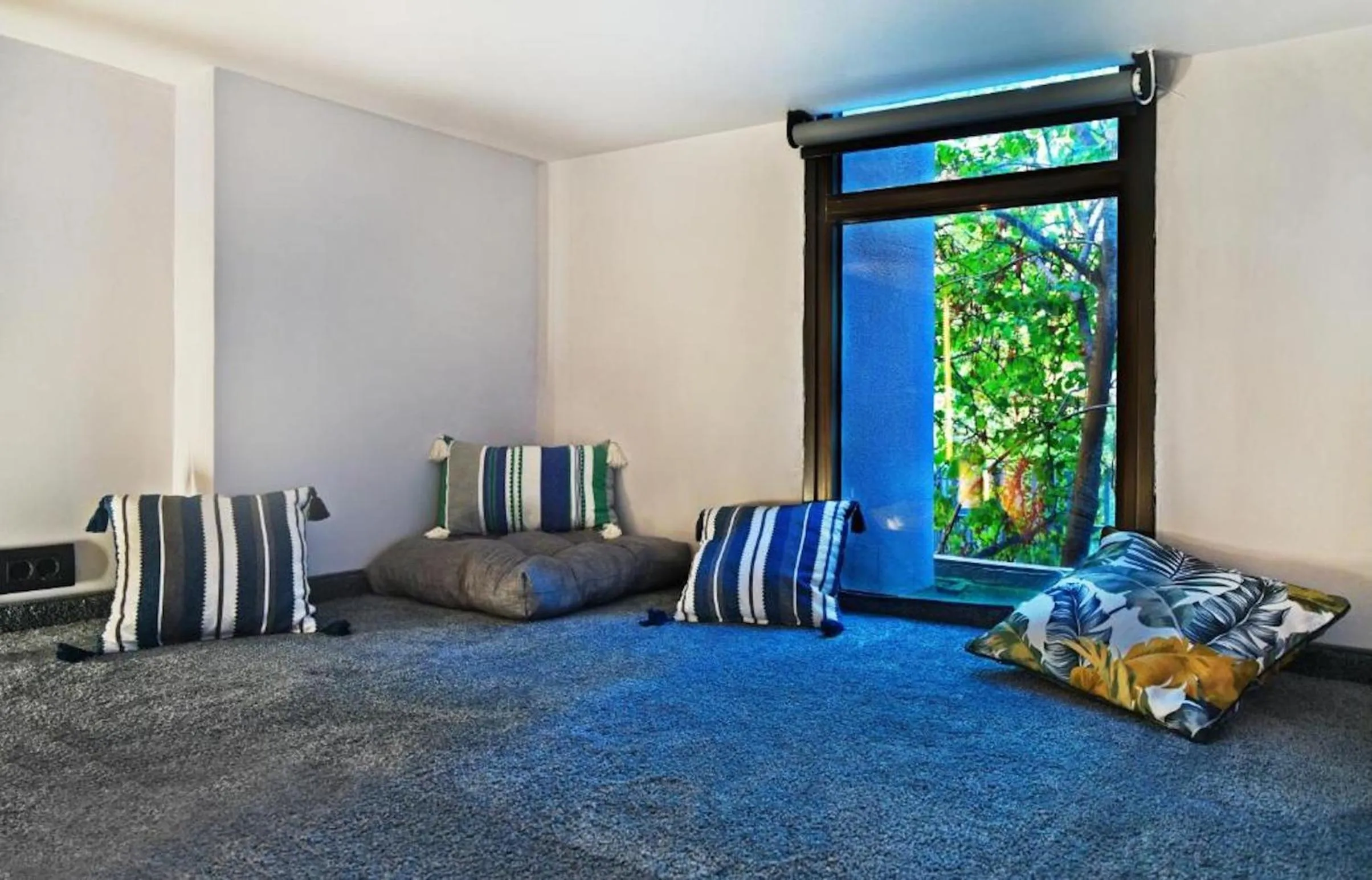 Seating area, Bed in CITYLUXE Suites & Rooms