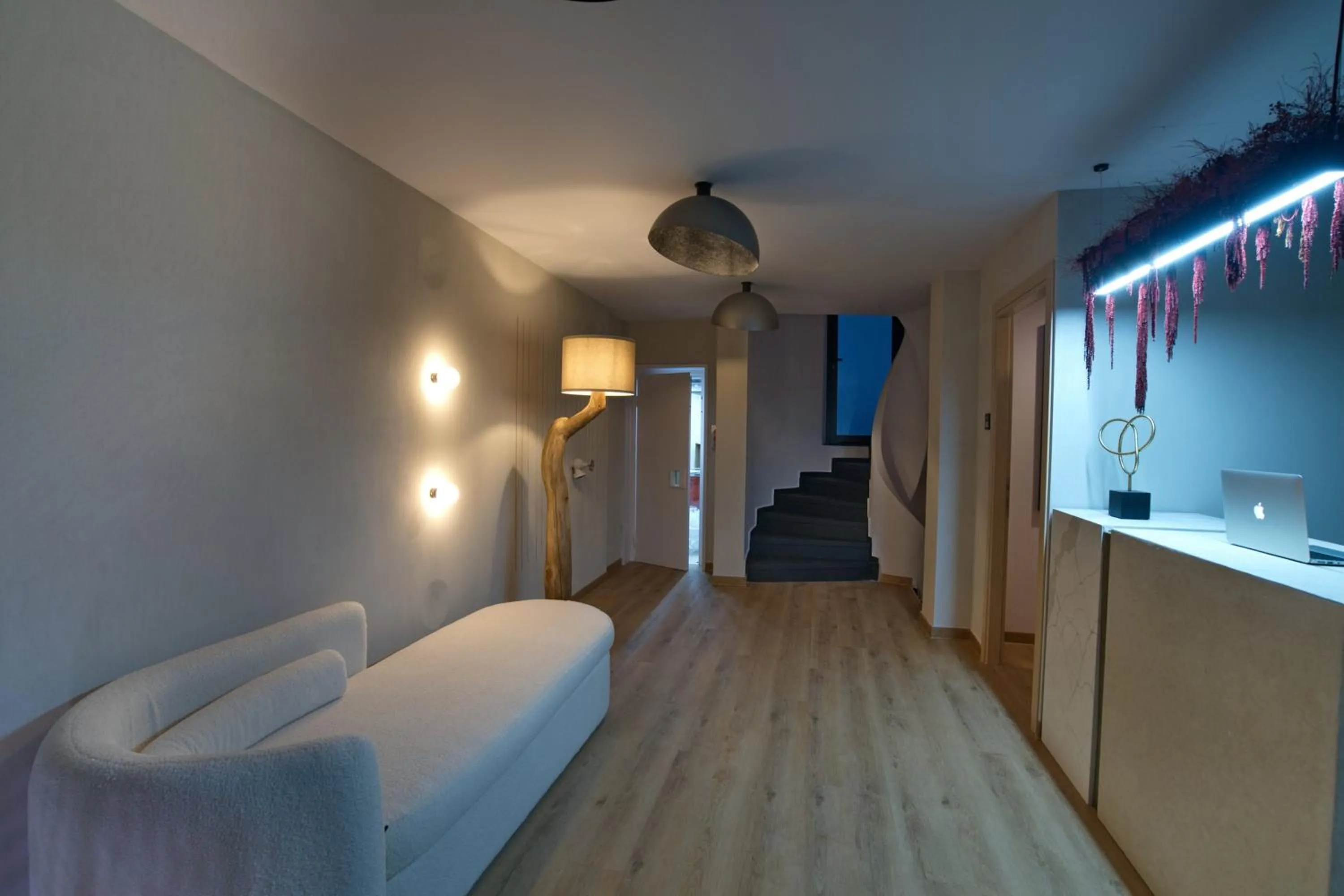 Lobby or reception in CITYLUXE Suites & Rooms