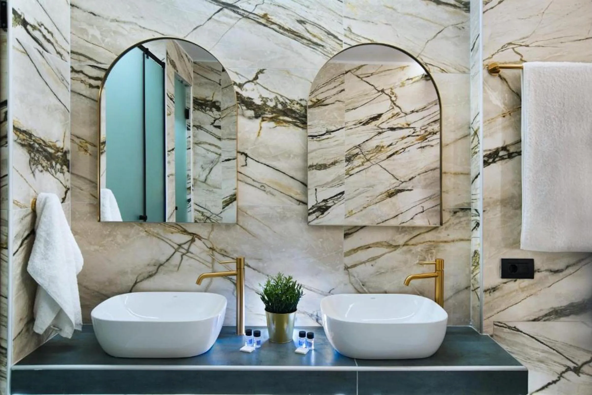 Bathroom in CITYLUXE Suites & Rooms