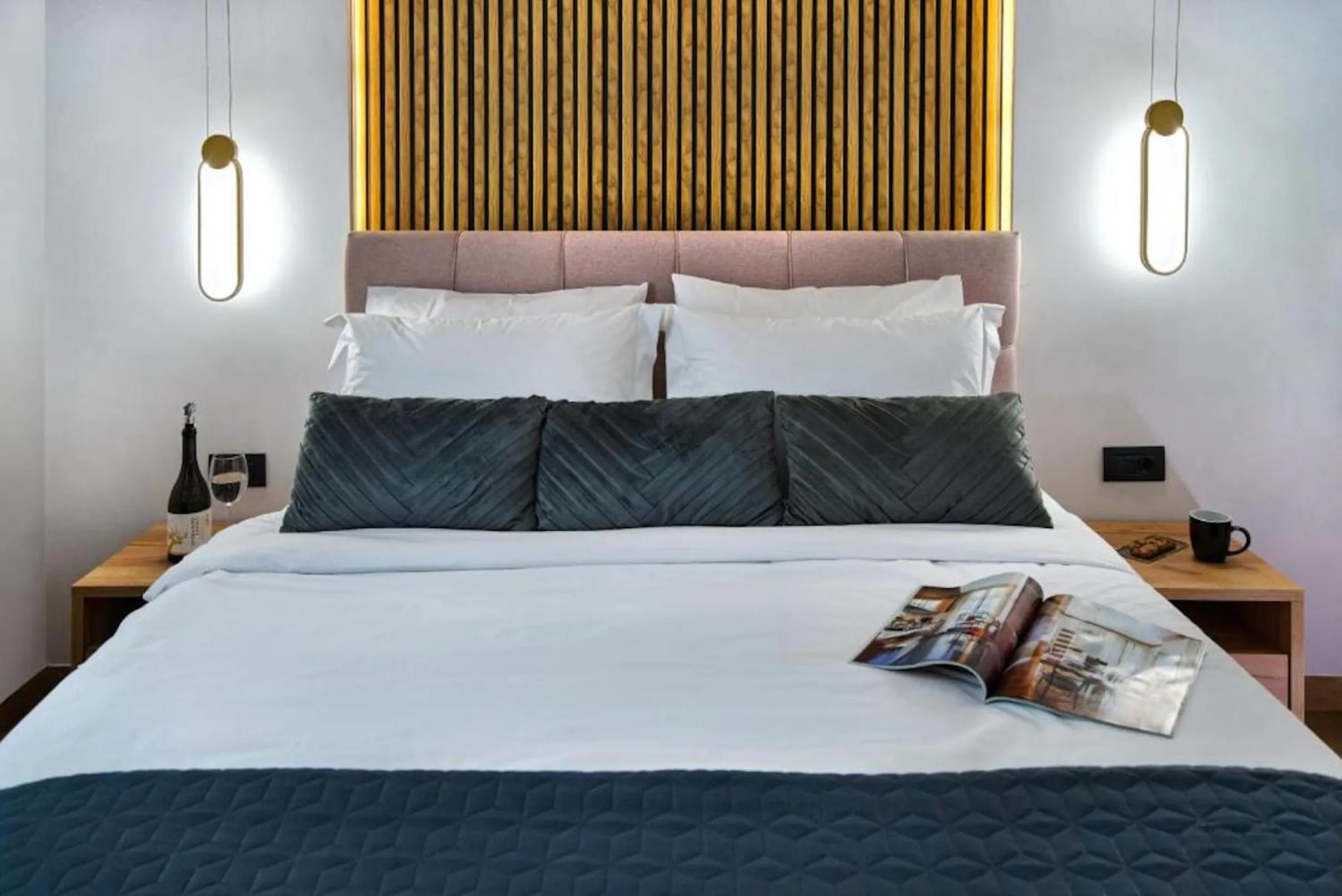 Bed in CITYLUXE Suites & Rooms