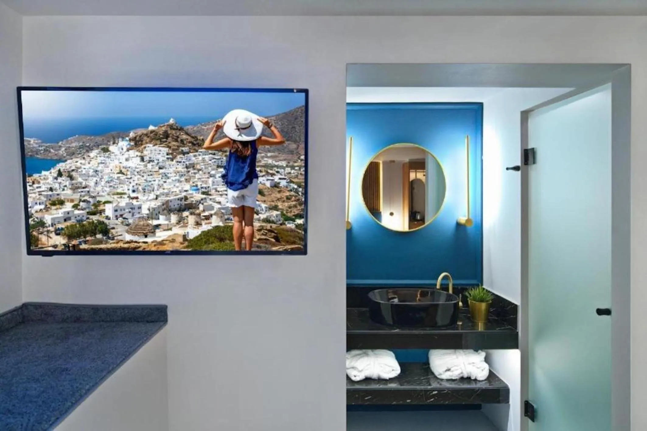 Bathroom in CITYLUXE Suites & Rooms