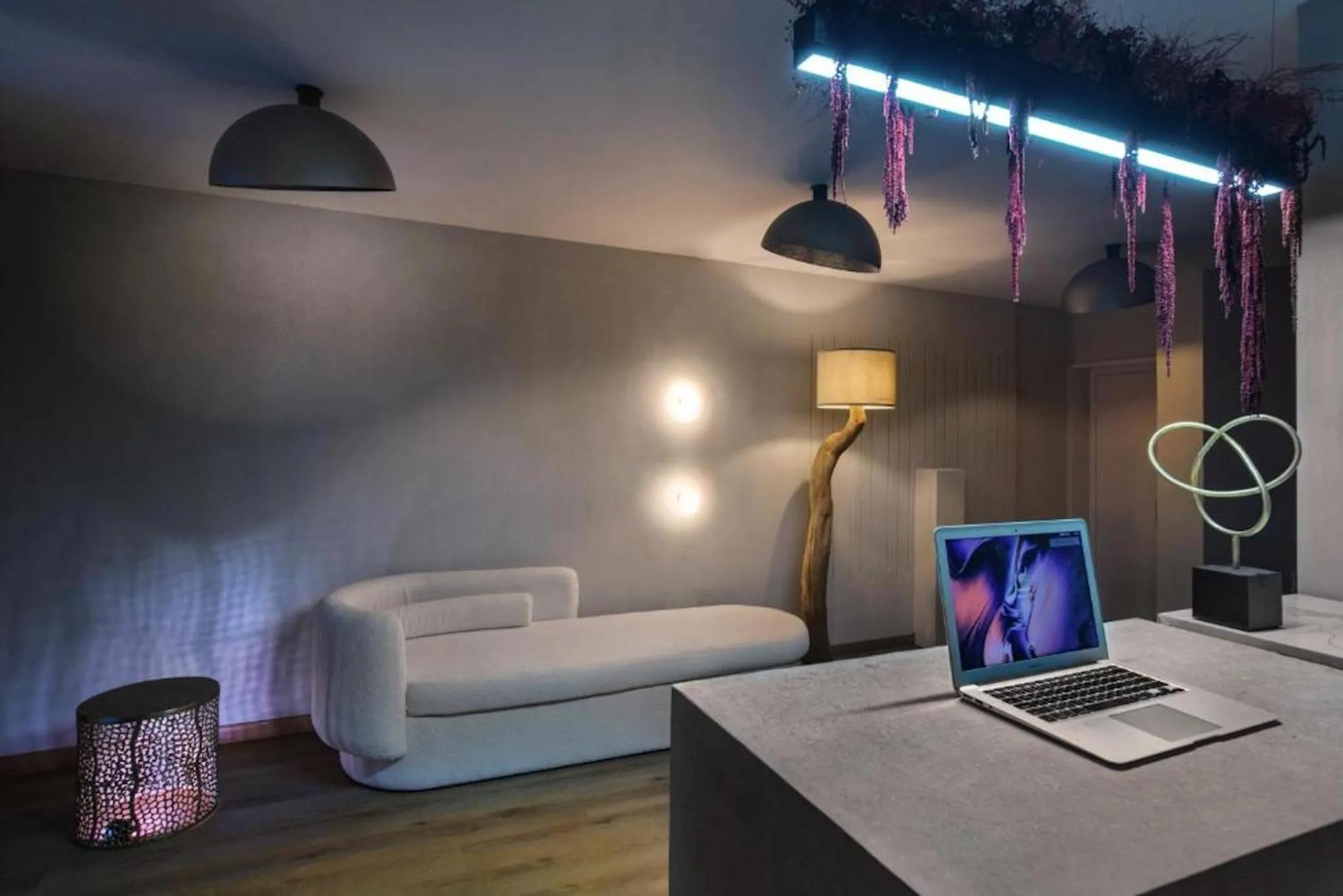 Lobby or reception in CITYLUXE Suites & Rooms